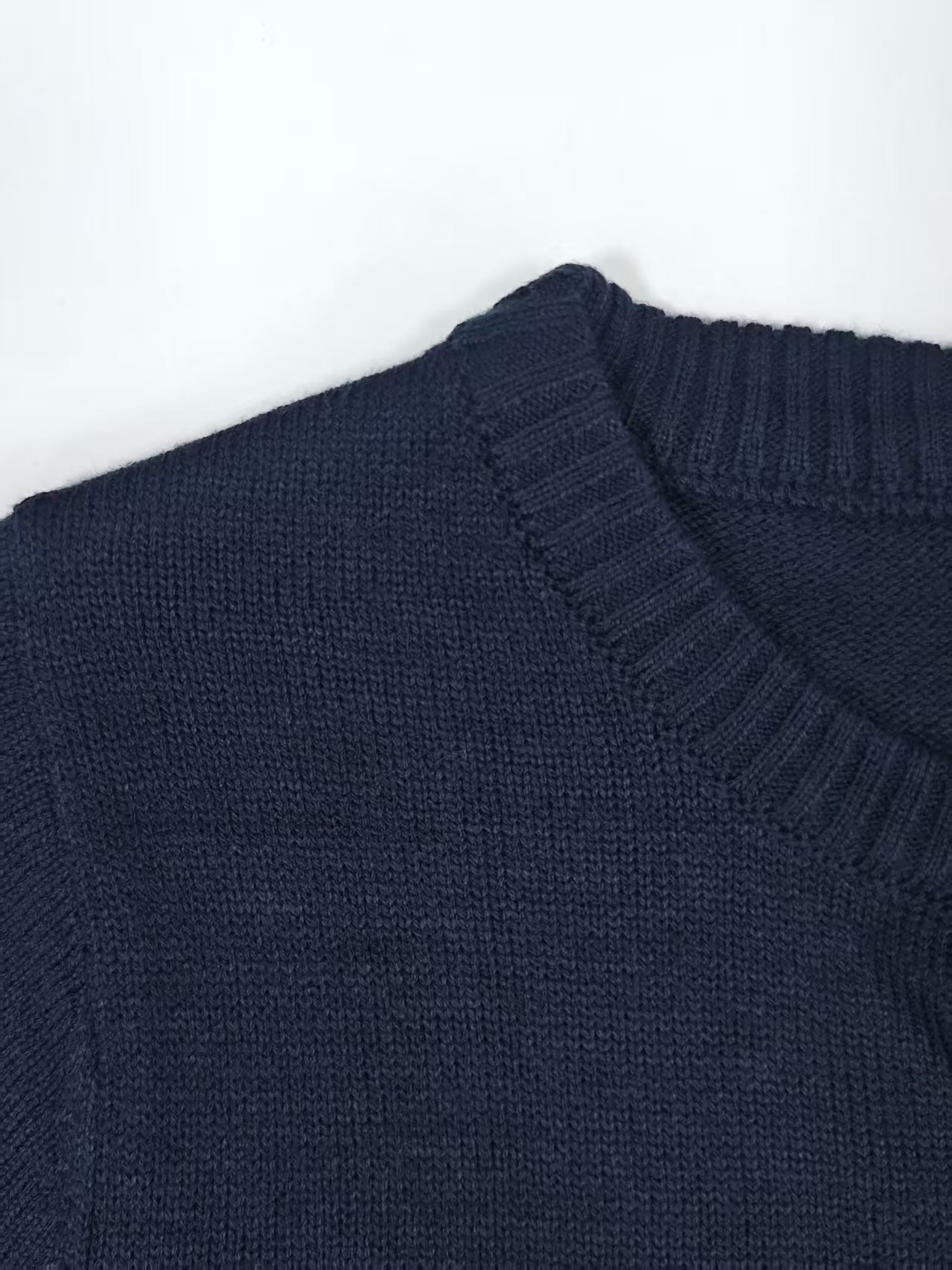 Close up crew neck collar detail men navy knit sweater TF8826