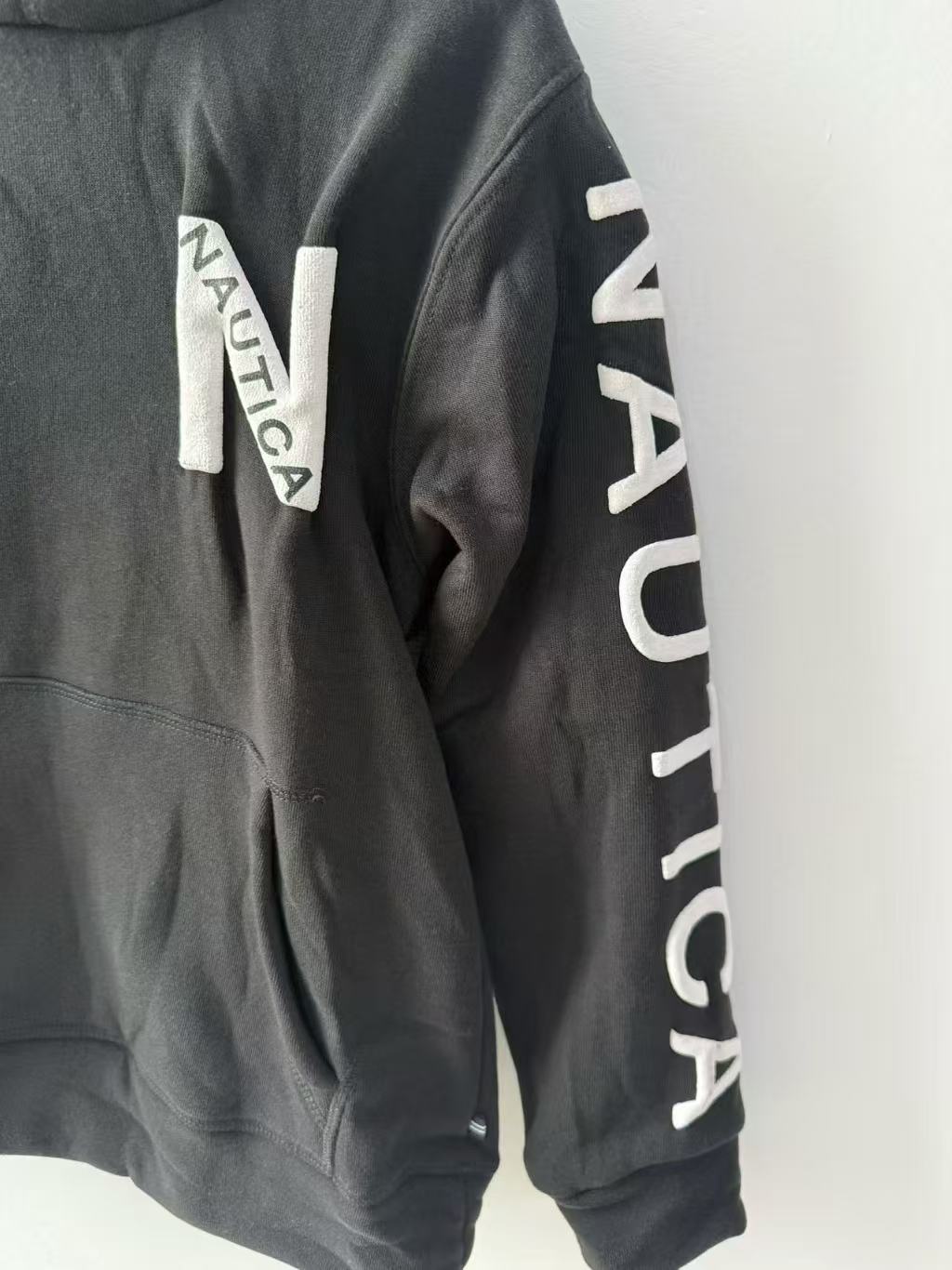 Close up letter print detail boy's black hooded sweatshirt TF8637
