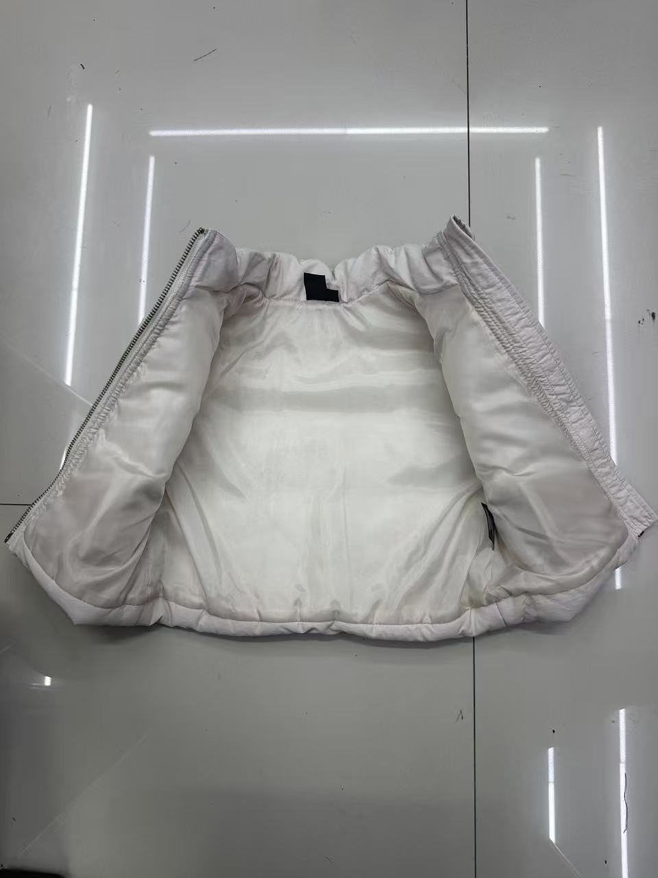 White kids puffer vest TF8955 inner lining detail