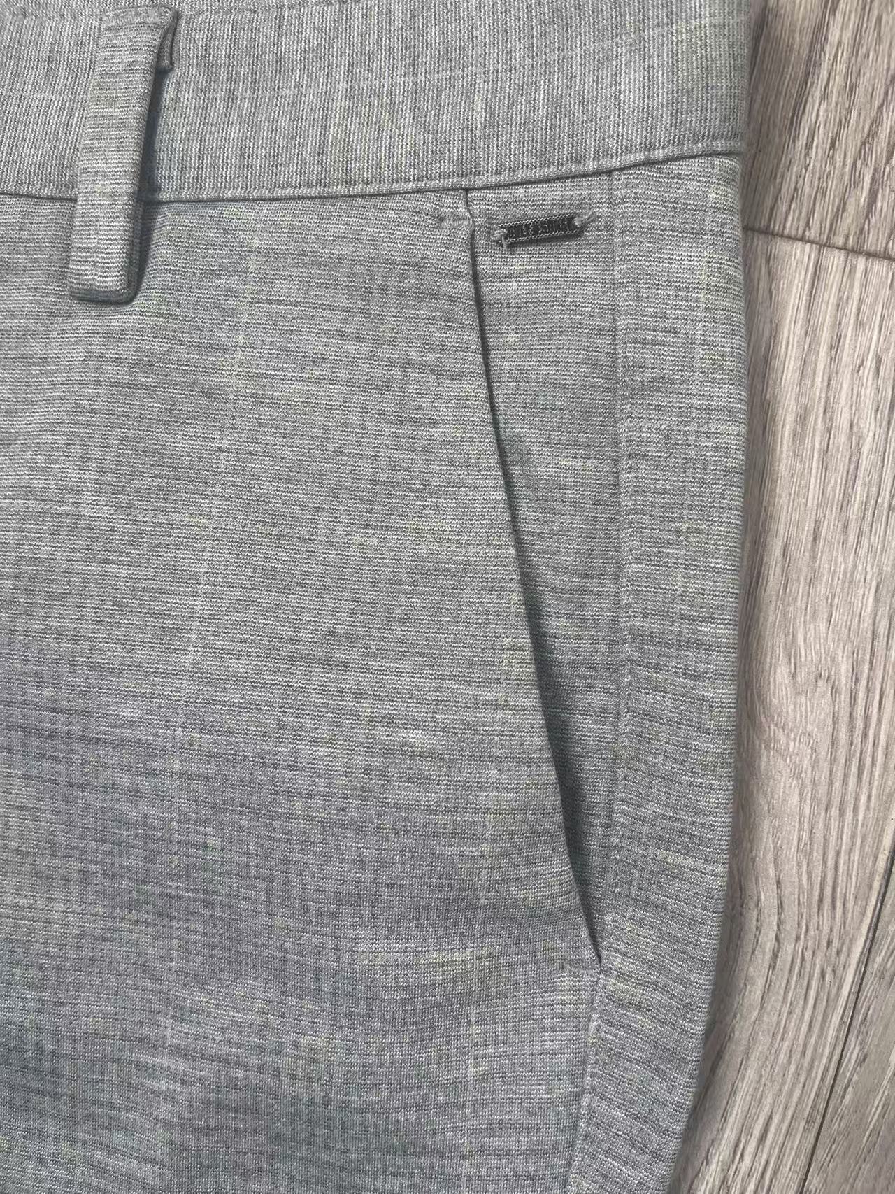 Waist and pocket close-up men's grey straight trousers TF8693