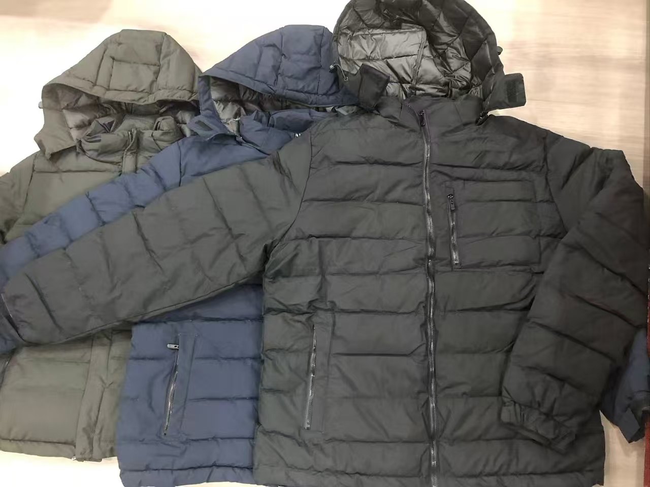 Wholesale men's black hooded puffer jacket TF8928 hanging back view