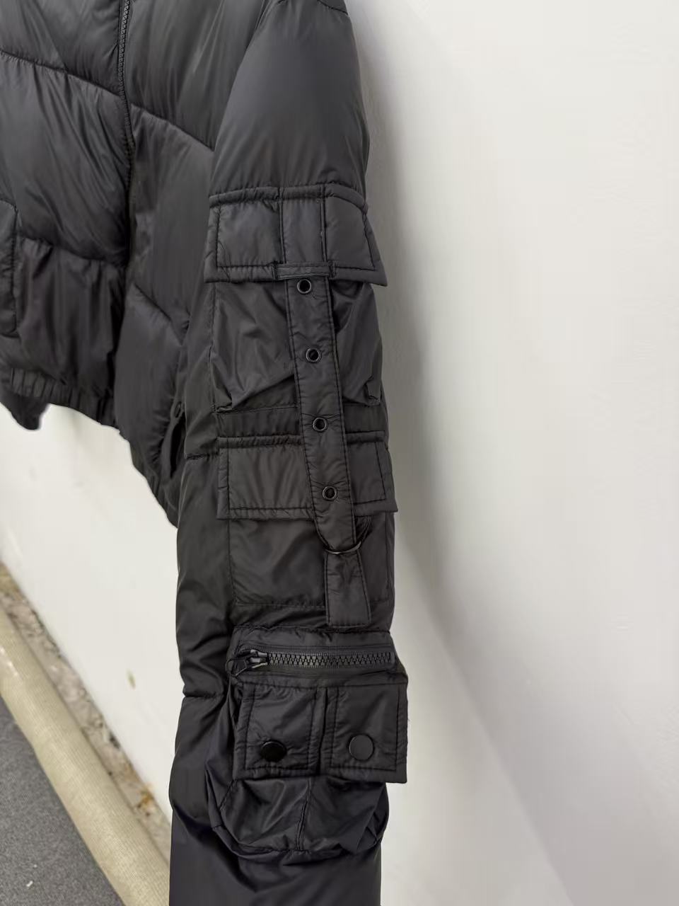 Ladies 100% nylon short puffer jacket sleeve pocket detail TF8905 close-up