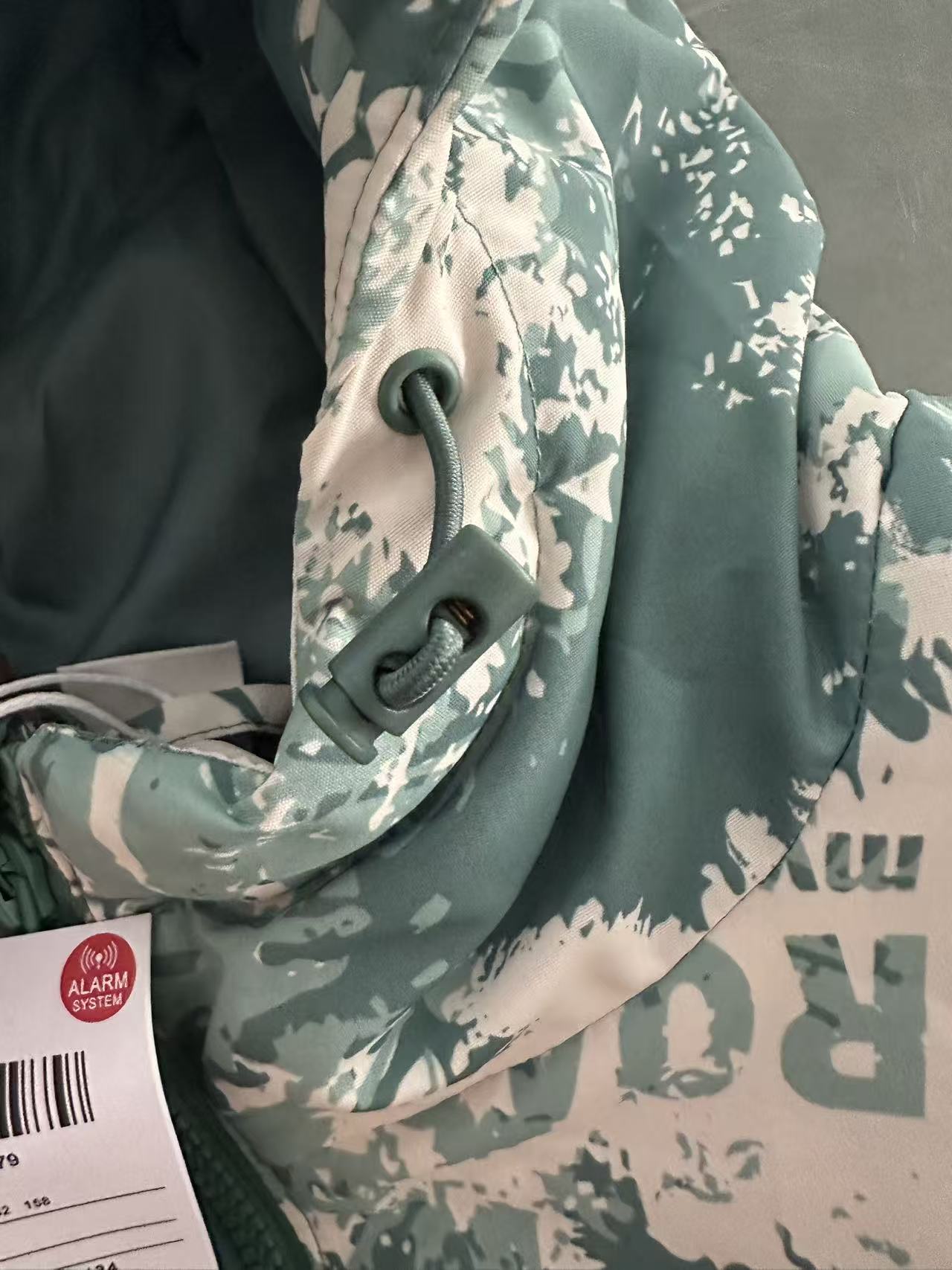 Zipper closure and collar details on boy's camouflage jacket TF8999