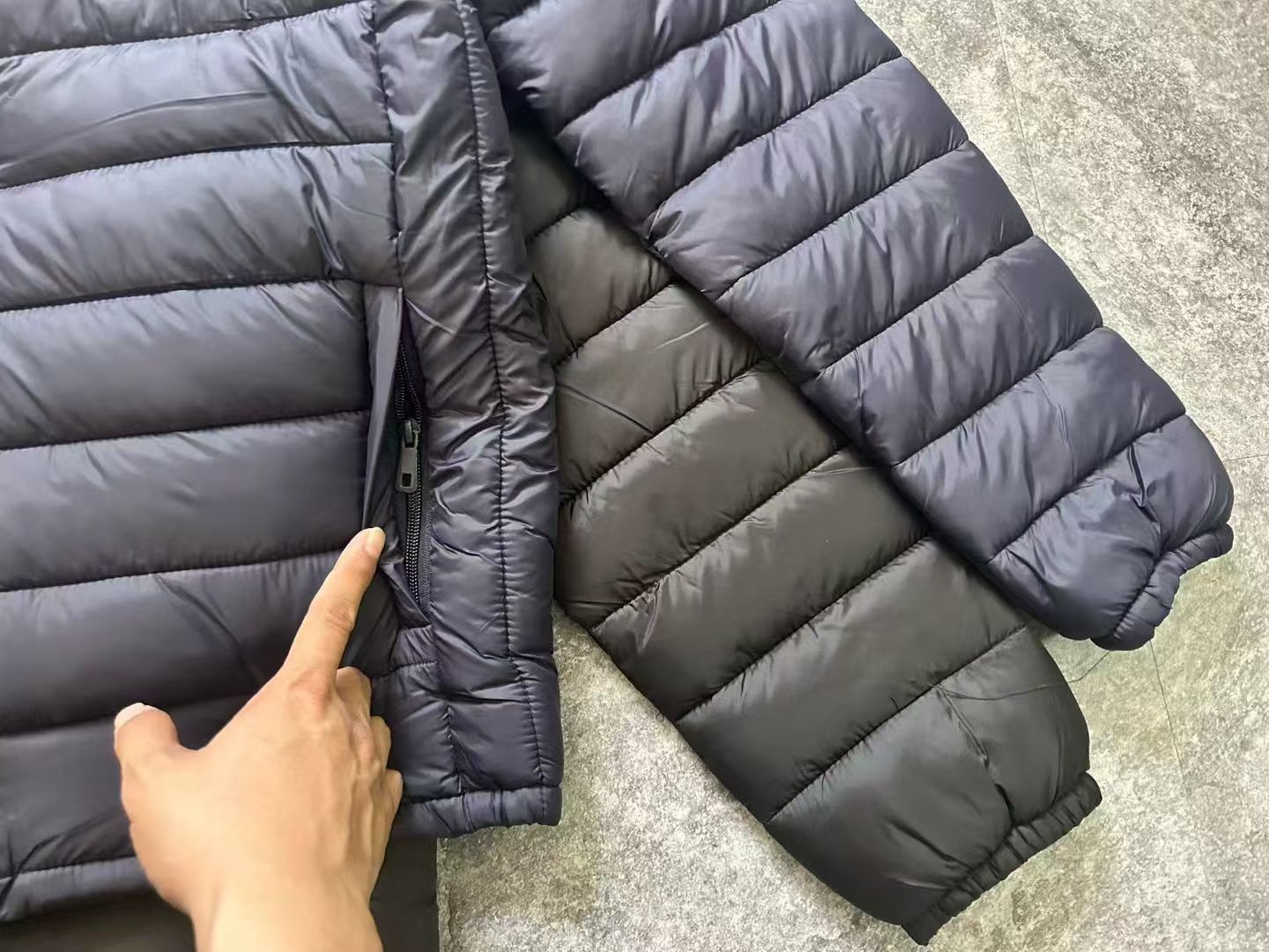 Zipper closure and collar details on men's puffer jacket TF9000