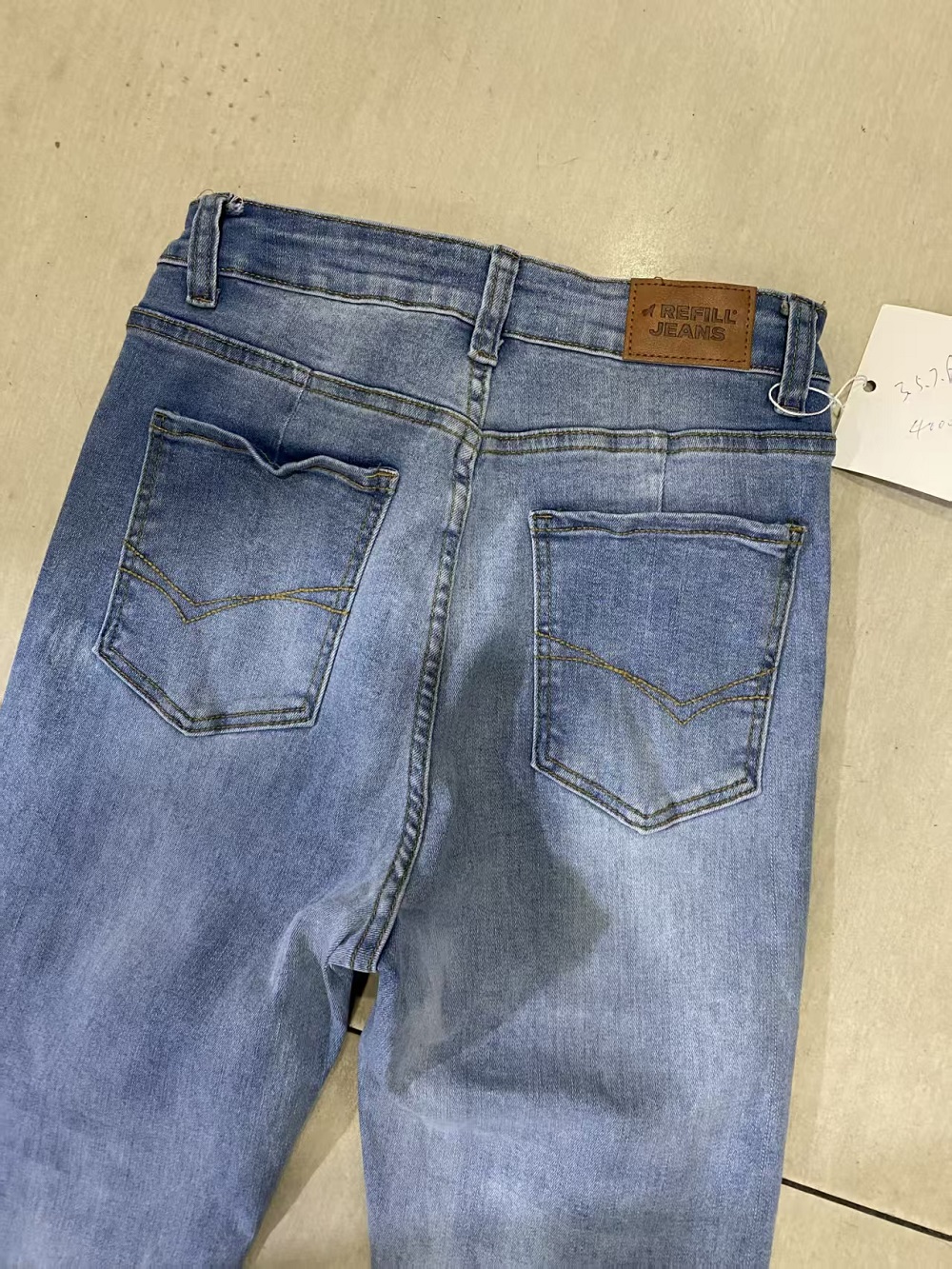 Back view and pocket details of women's denim jeans TF8929