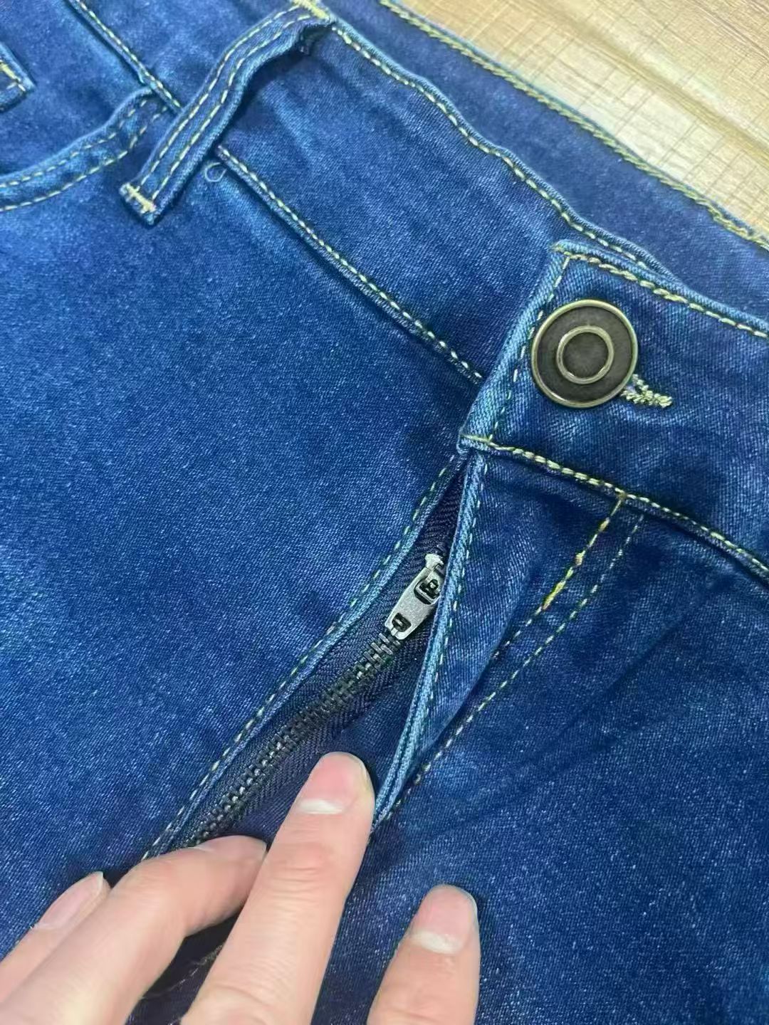 Pocket and stitching detail on men's dark blue jeans TF8650