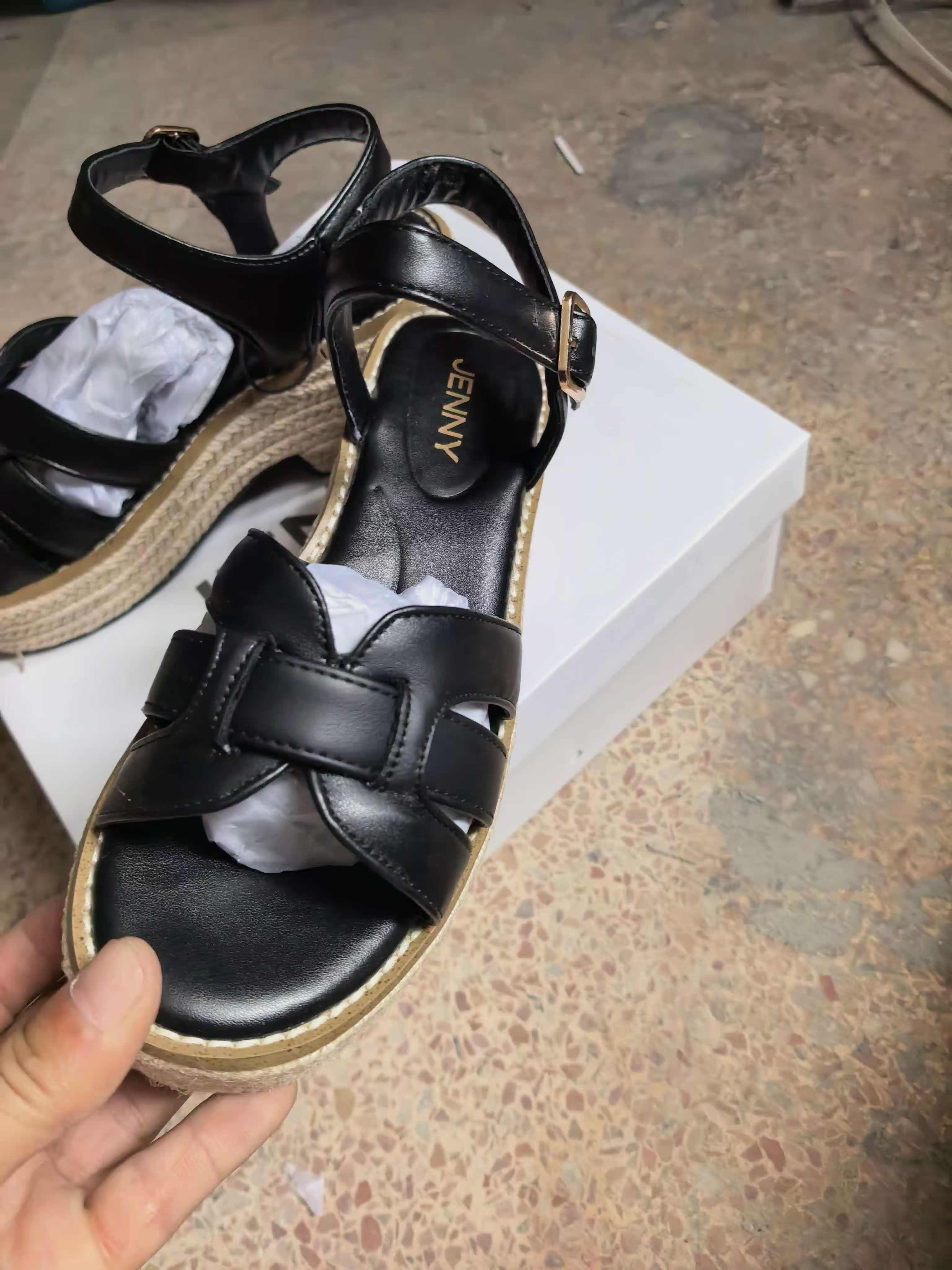 On foot look of ladies black platform sandals TF8754