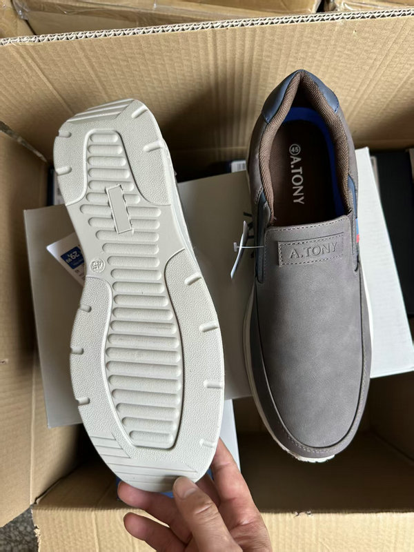 Men's slip on casual shoe white rubber sole detail TF8879 close-up