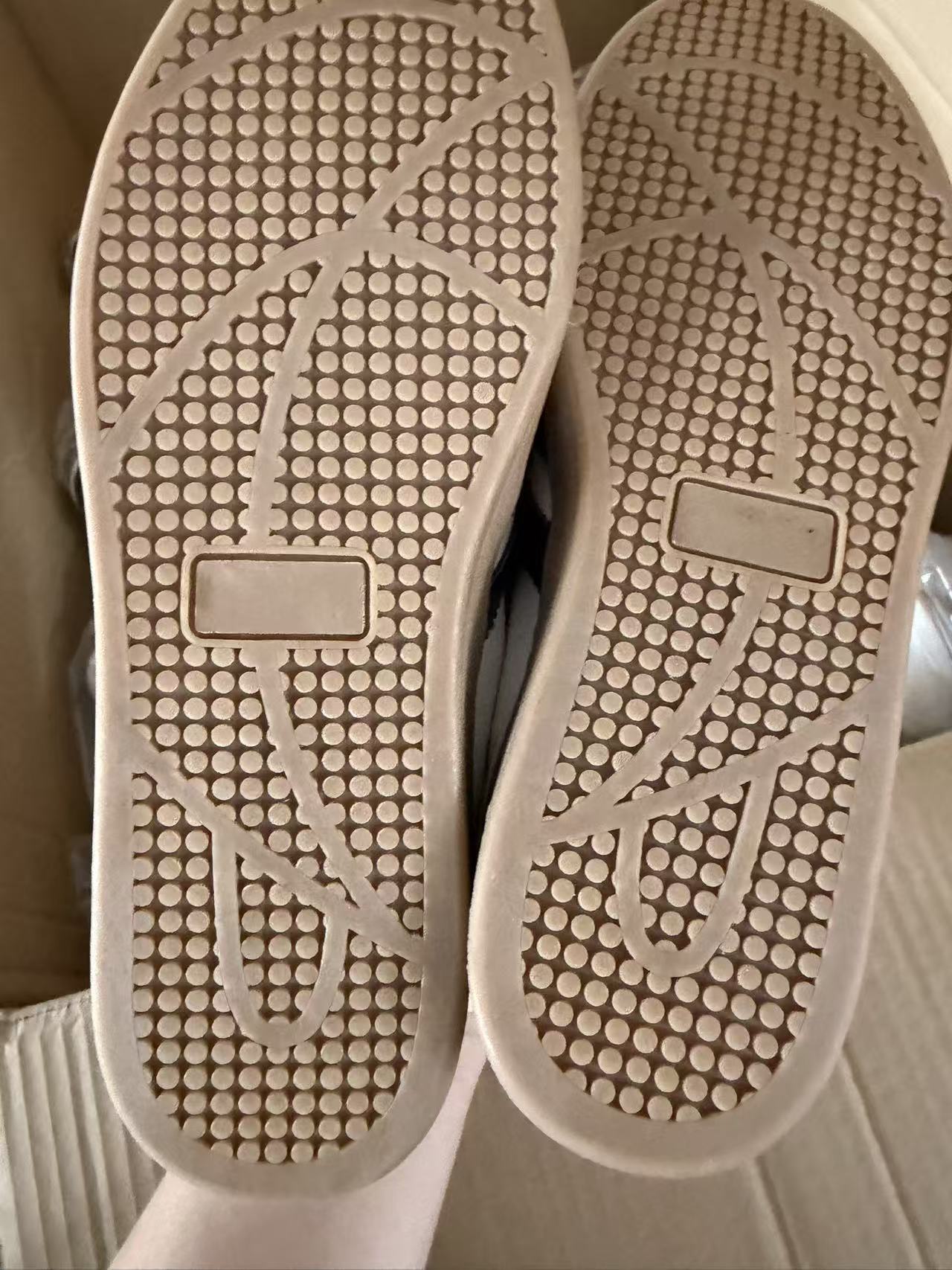 Outsole texture and bottom detail of ladies white shoe TF8759