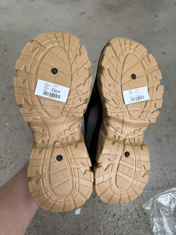 Outsole pattern and bottom detail of ladies black shoe TF8705