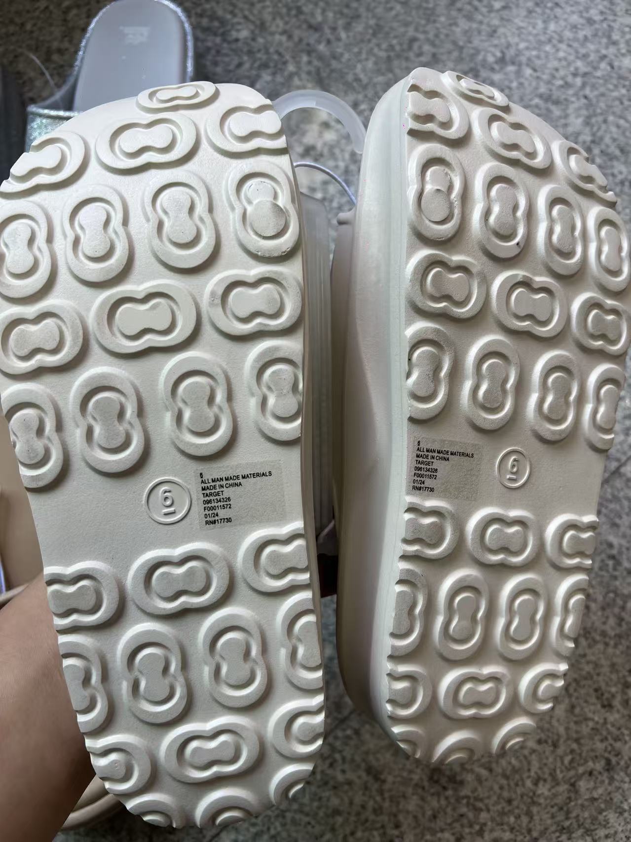 Outsole pattern and bottom view of ladies slippers TF8918