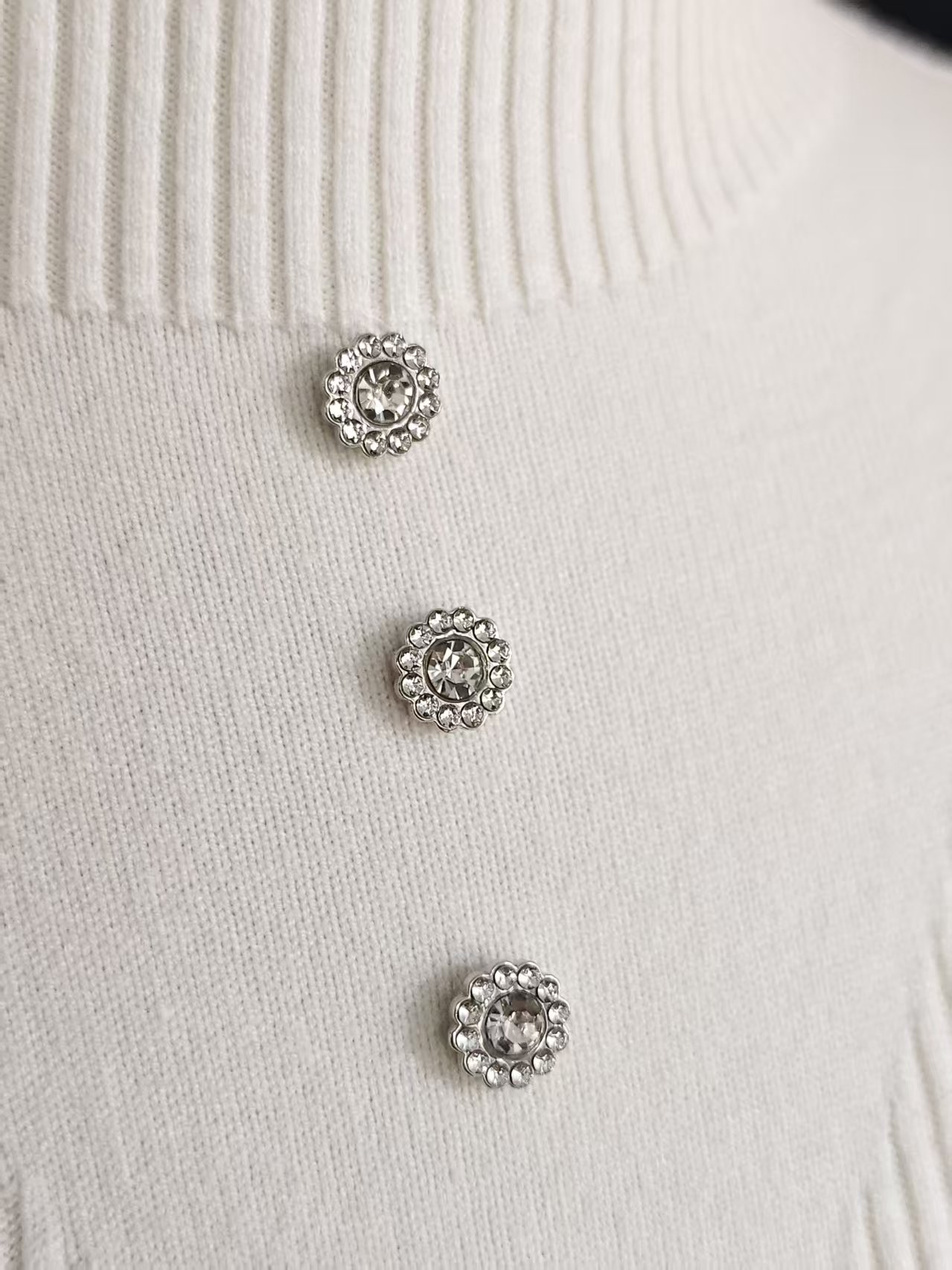 Decorative button detail ladies white ribbed knit sweater TF8945