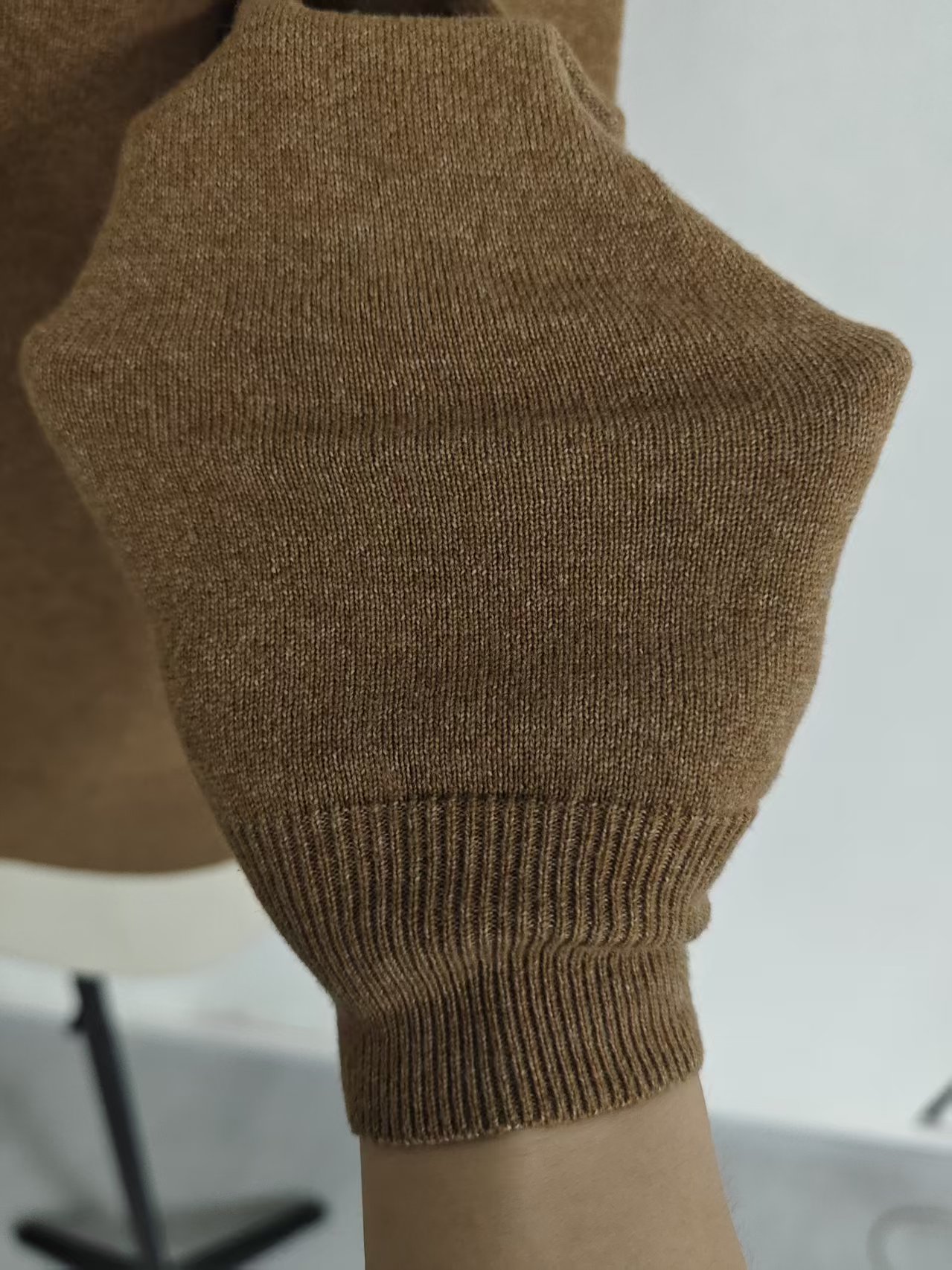 Rib sleeve cuff close-up ladies brown crew neck sweater TF8819