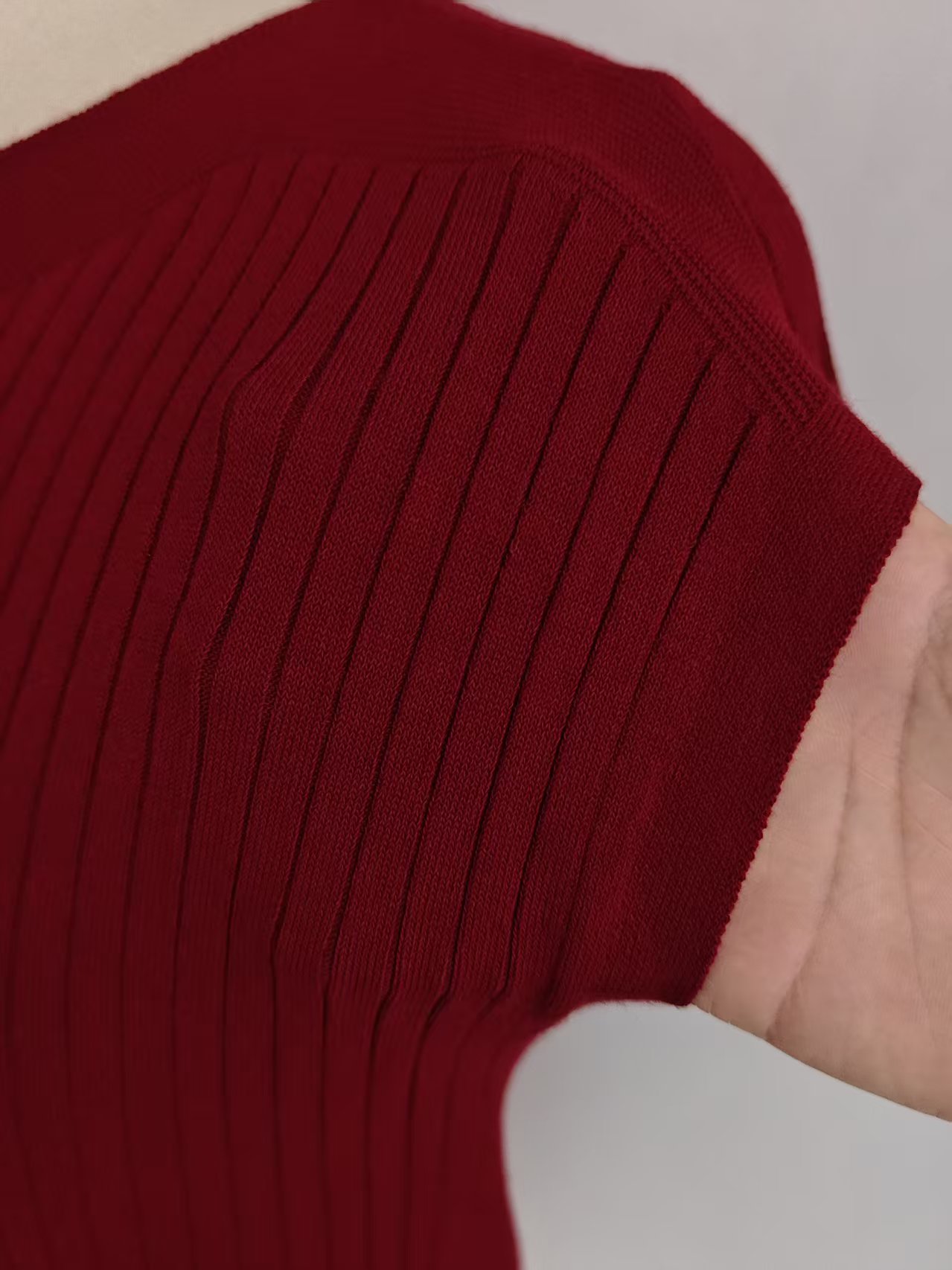 Close up rib knit sleeve detail ladies burgundy sweater TF8933