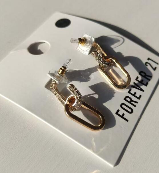 Pair of ladies gold dangling earrings style TF1952