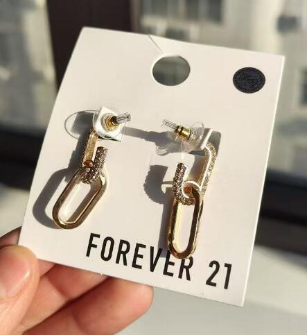 Back view and clasp detail of women's gold earrings TF1952