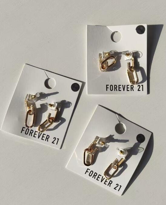Side view and hook detail of ladies gold earrings TF1952