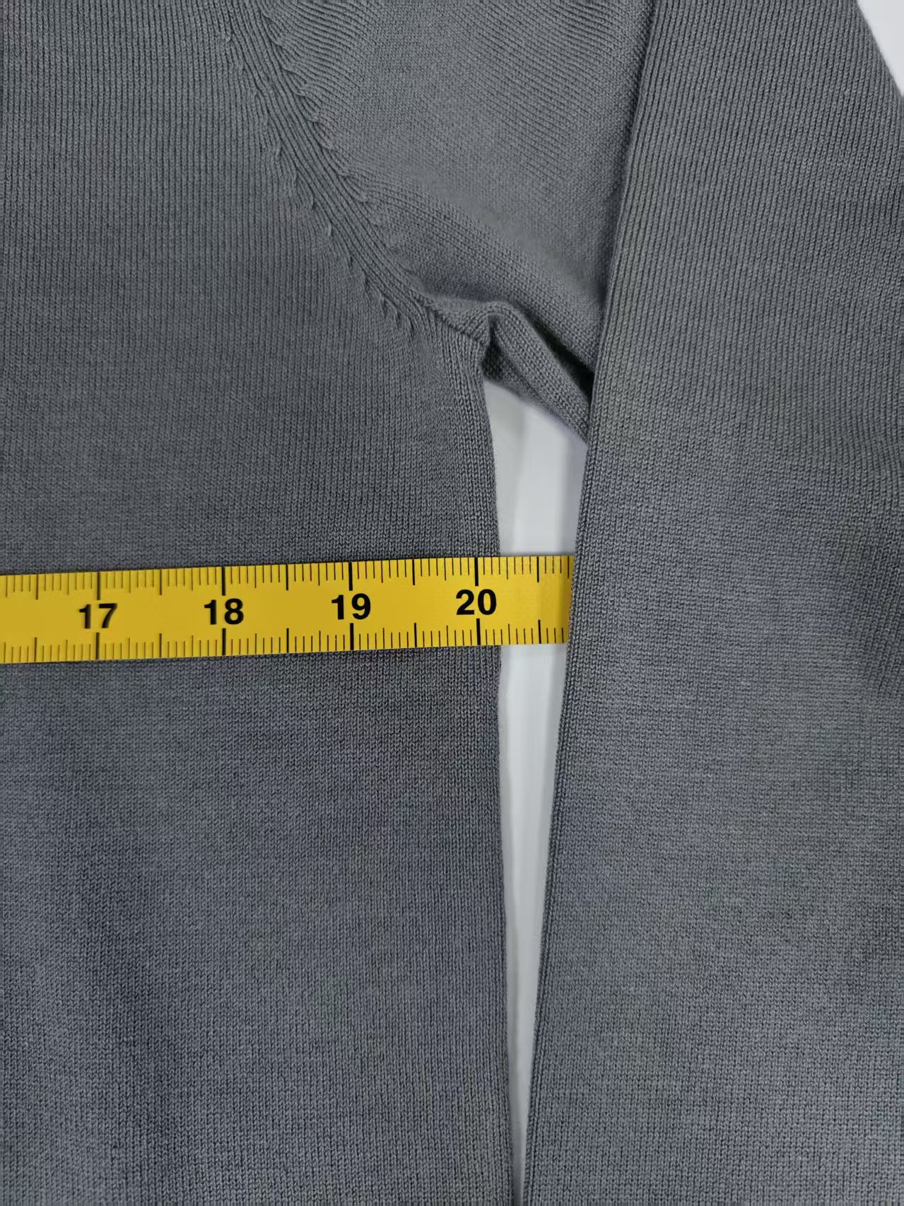 Quarter zip neckline detail on men's knitwear sweater TF7822
