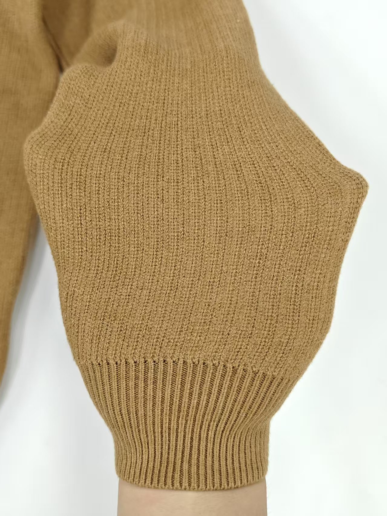Hem and side seam detail on men's knitwear sweater TF7953