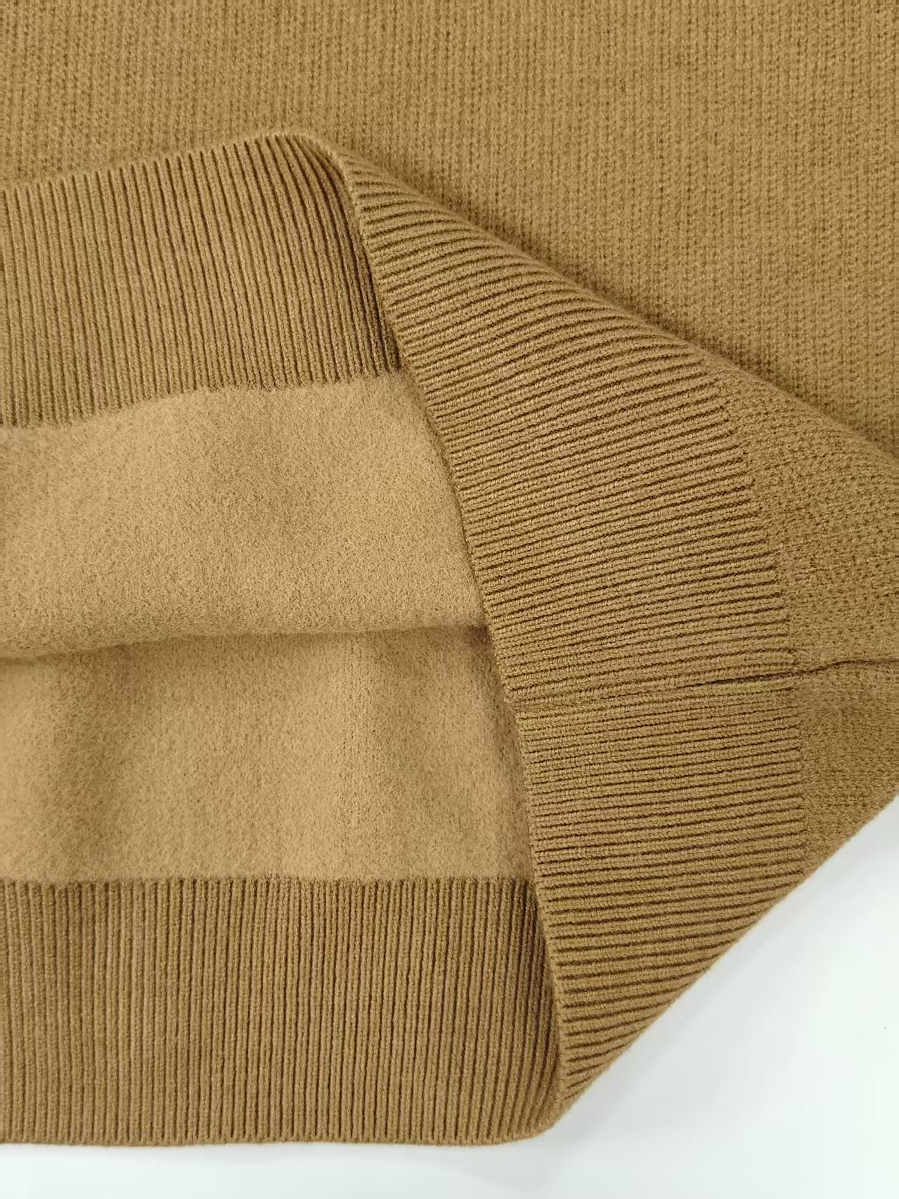 Ribbed crew collar and fabric texture of men's sweater TF7953