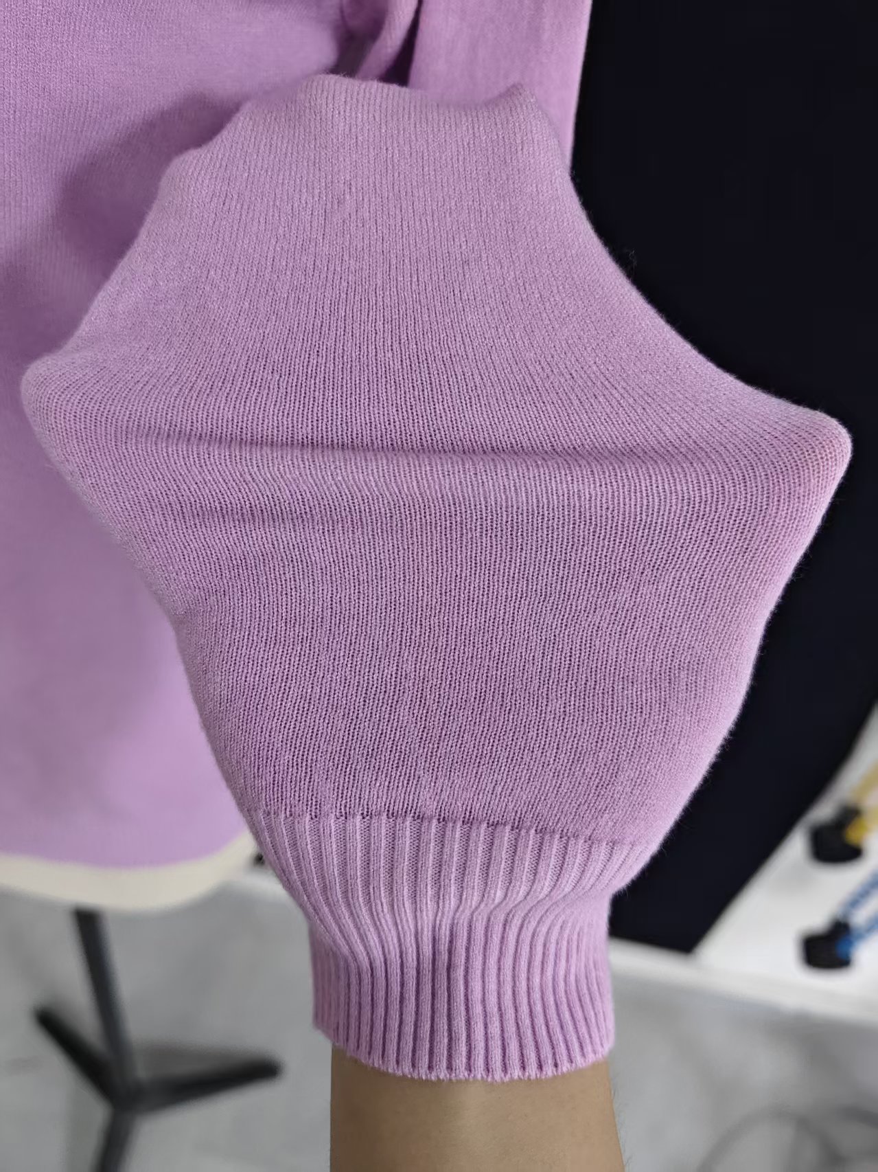 Ribbed cuff and fabric texture of ladies' cardigan style TF7963