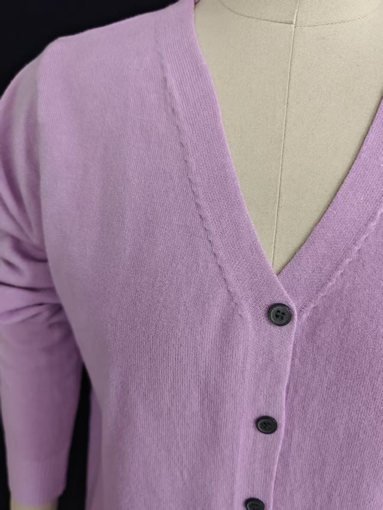 V neck and button detail on ladies' knitwear cardigan TF7963