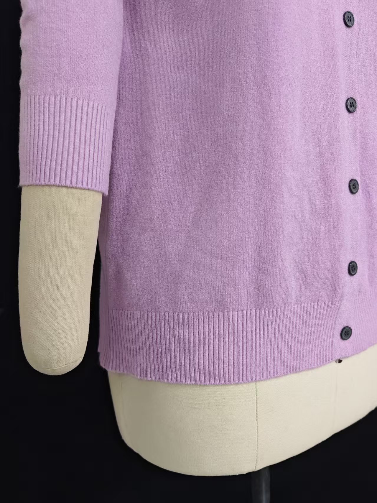 Button placket and ribbed hem detail on ladies' cardigan TF7963