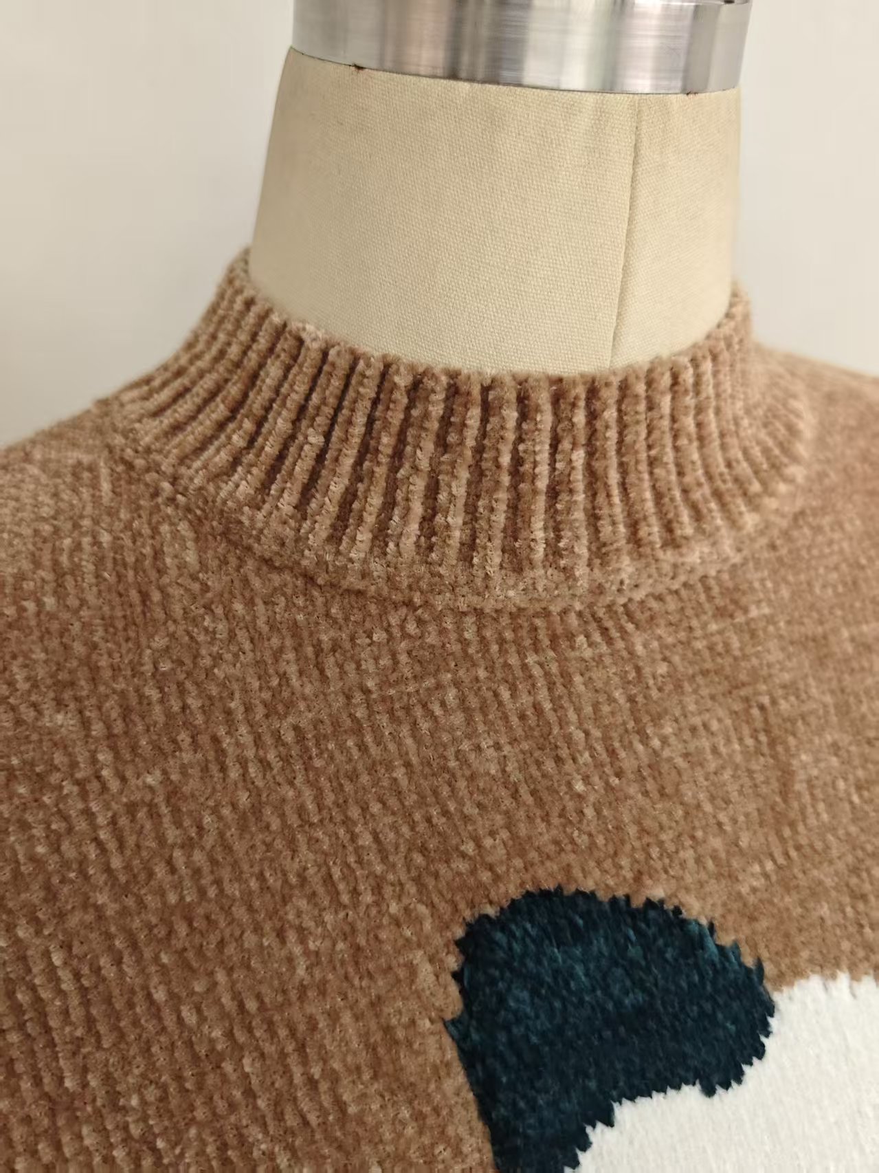 Neckline and shoulder detail on women's knitwear sweater TF8040