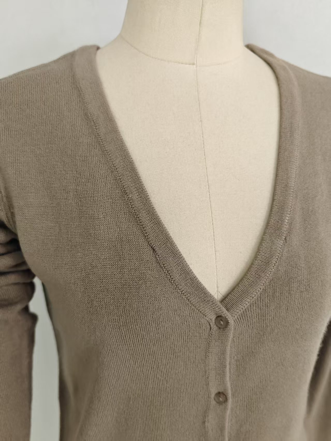 V neck collar and button closure detail on ladies' cardigan TF8144