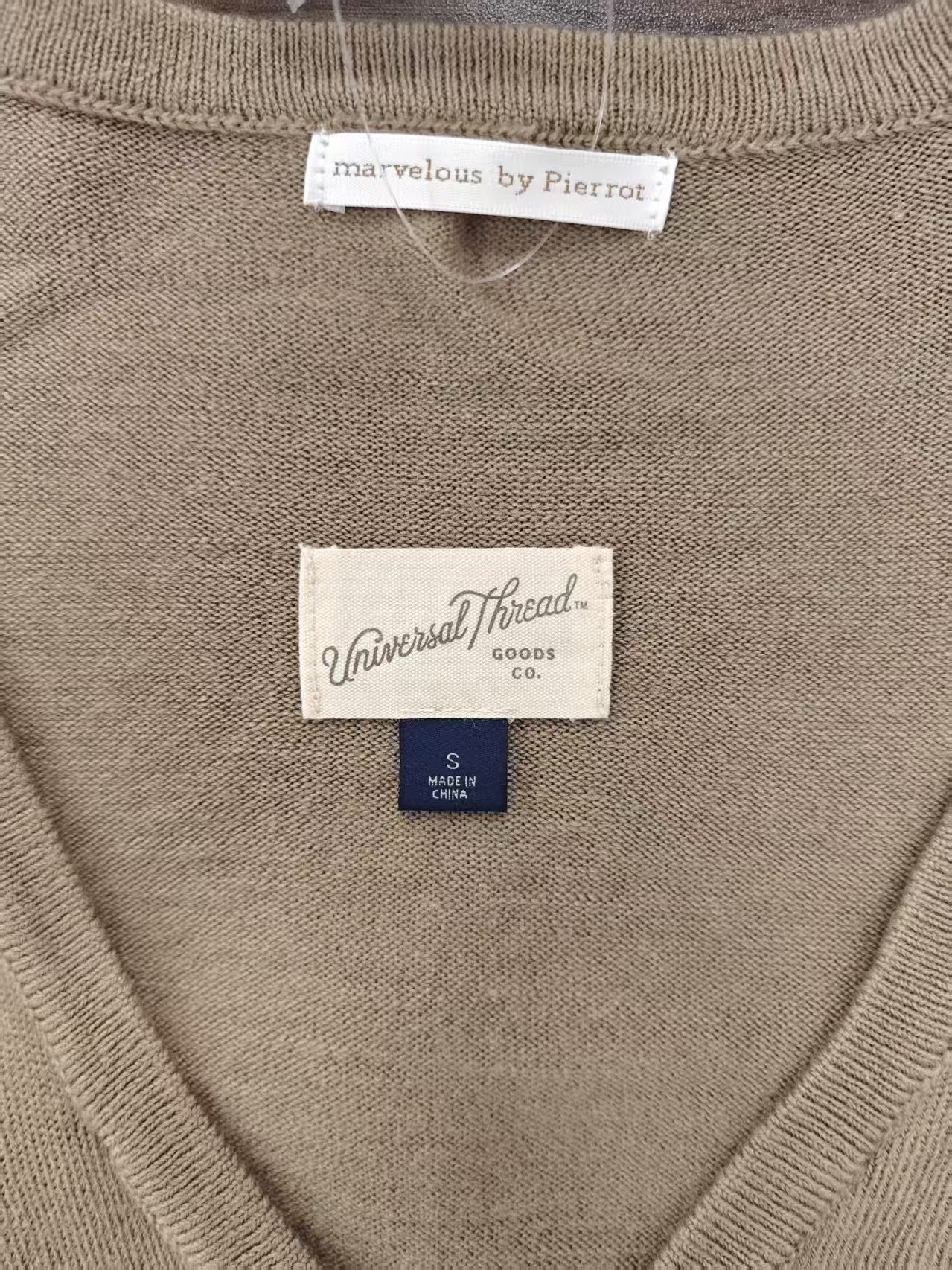 Collar label and neck seam detail on ladies' cardigan TF8144