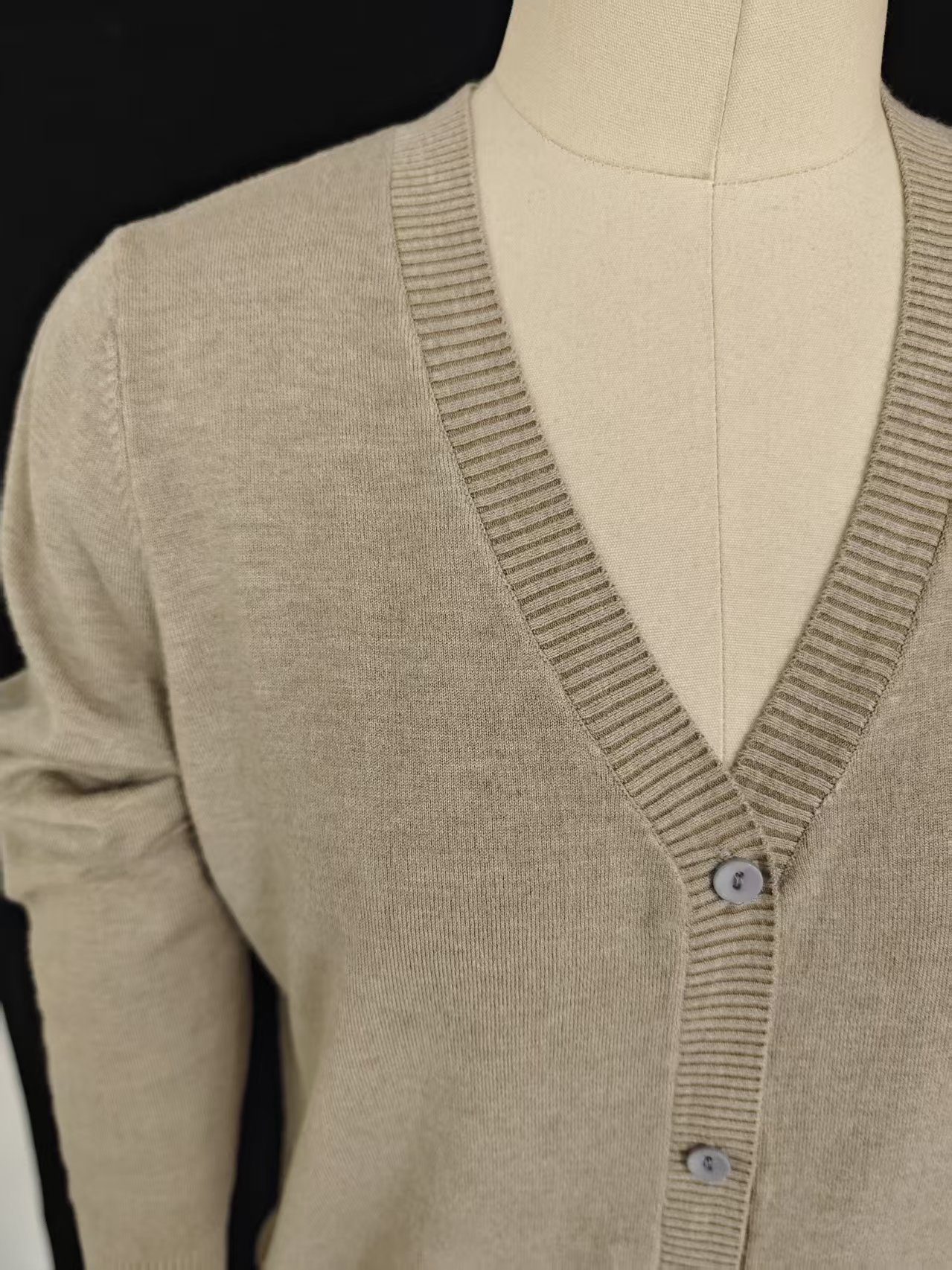 V neck collar and button closure detail on ladies' cardigan TF8326