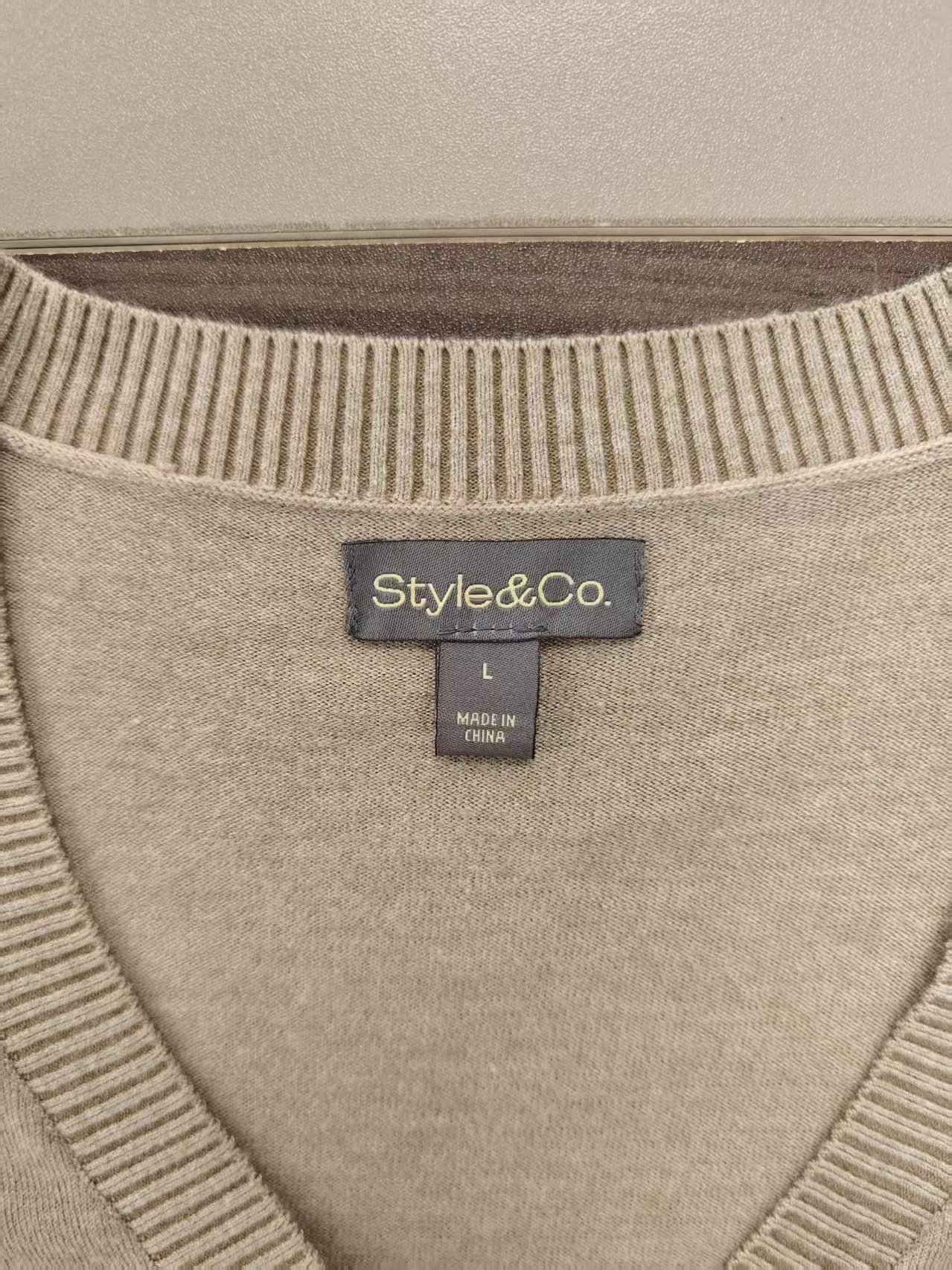 Collar label and neck seam detail on ladies' cardigan TF8326