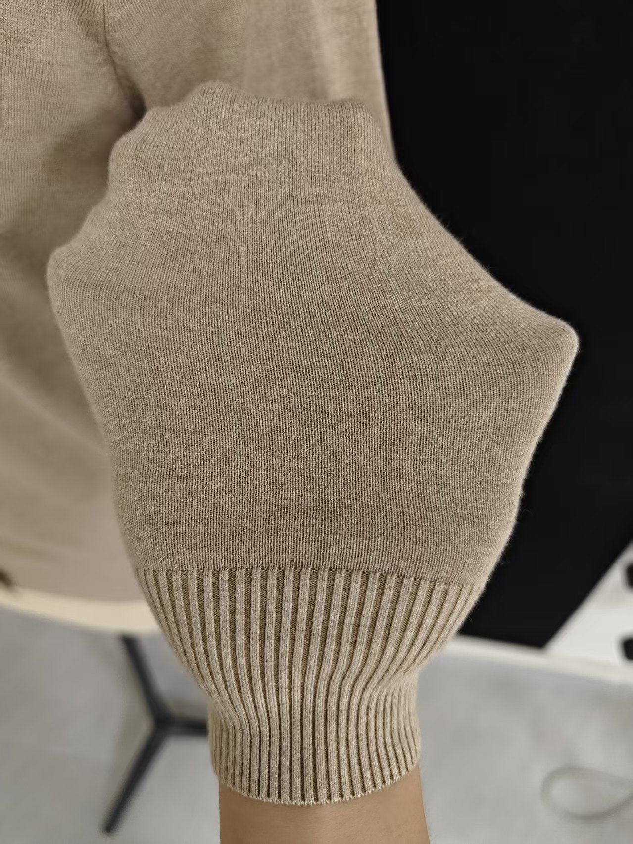 Ribbed sleeve cuff and side detail of women's cardigan TF8326