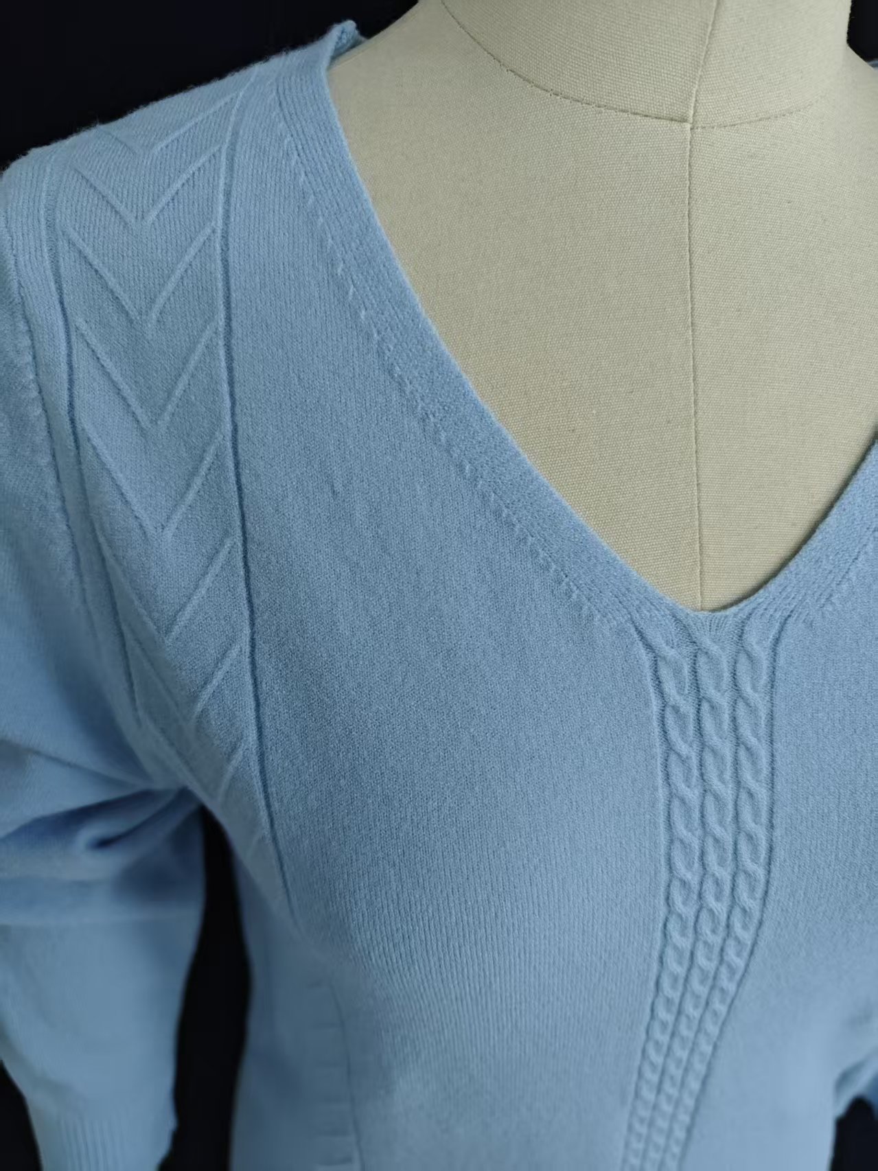 Neckline and fabric texture of ladies' knitwear sweater TF8550