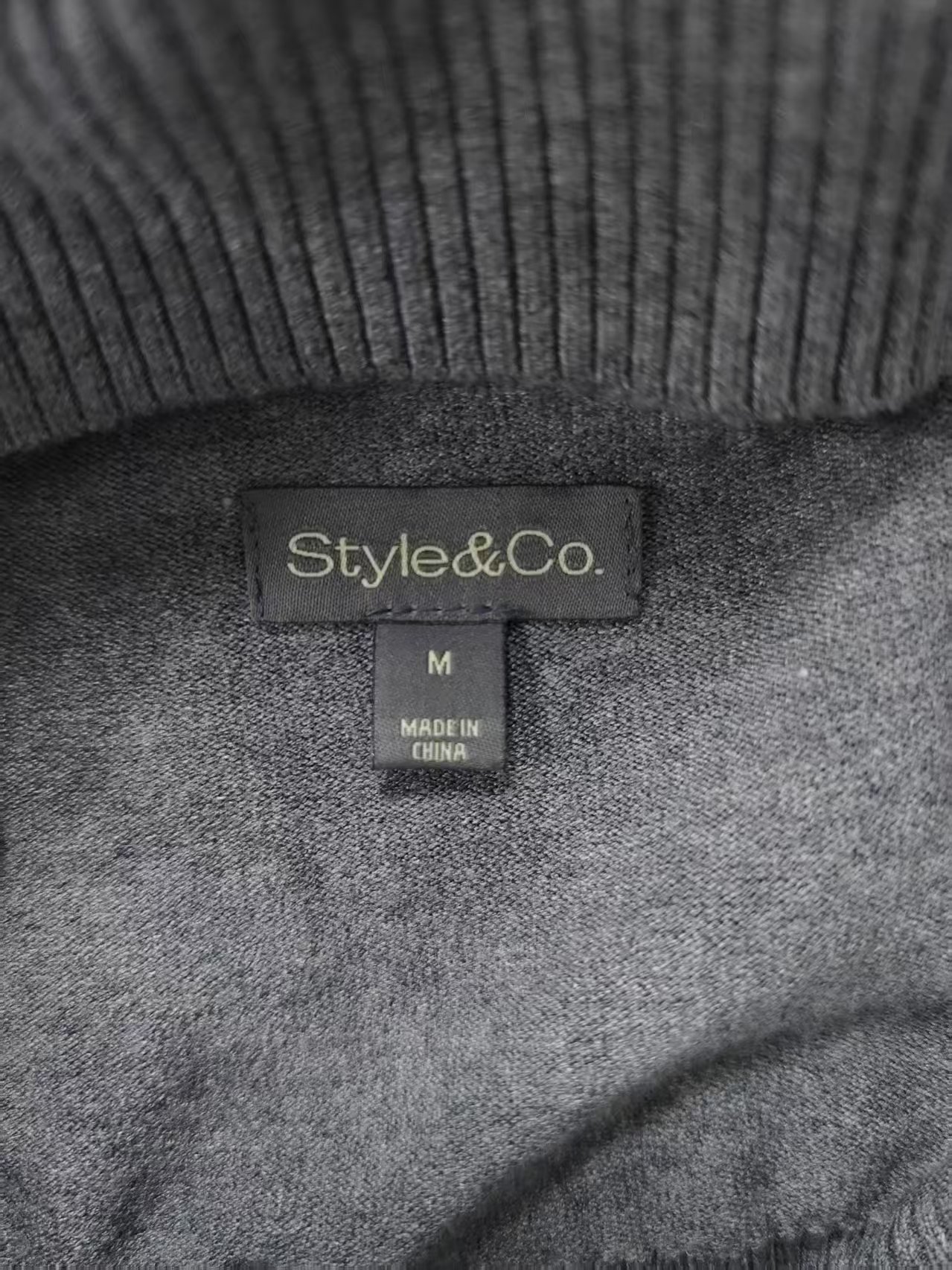 Collar label and neck seam detail on ladies' sweater TF8663