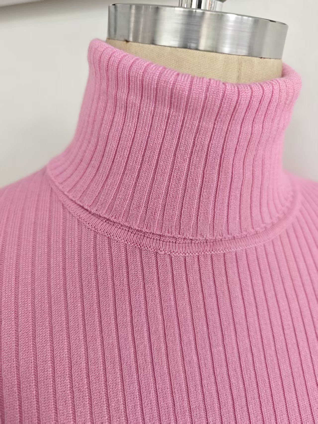 Ribbed turtleneck collar and fabric texture of ladies' sweater TF8828
