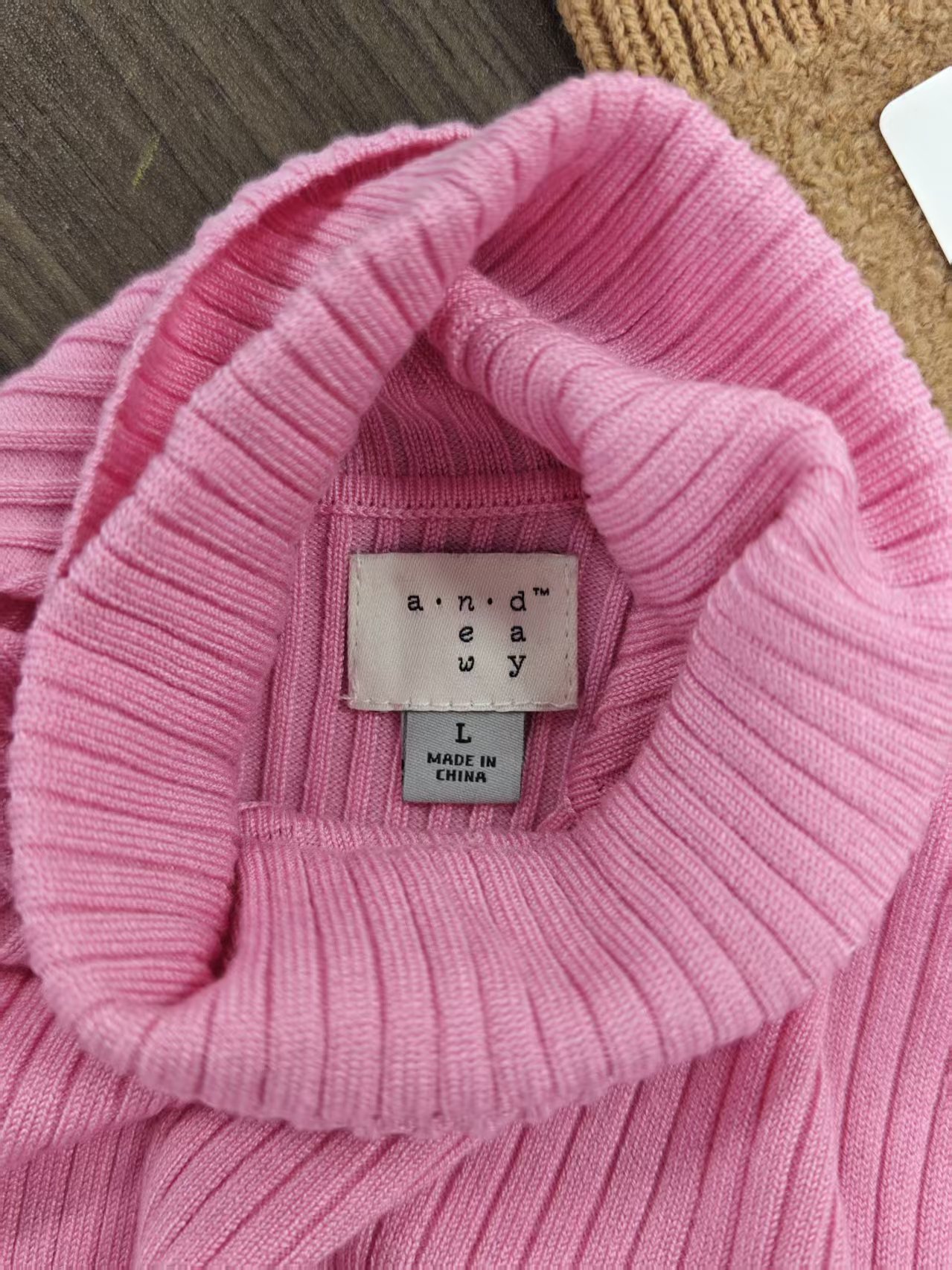 Collar label and neck seam detail on ladies' sweater TF8828