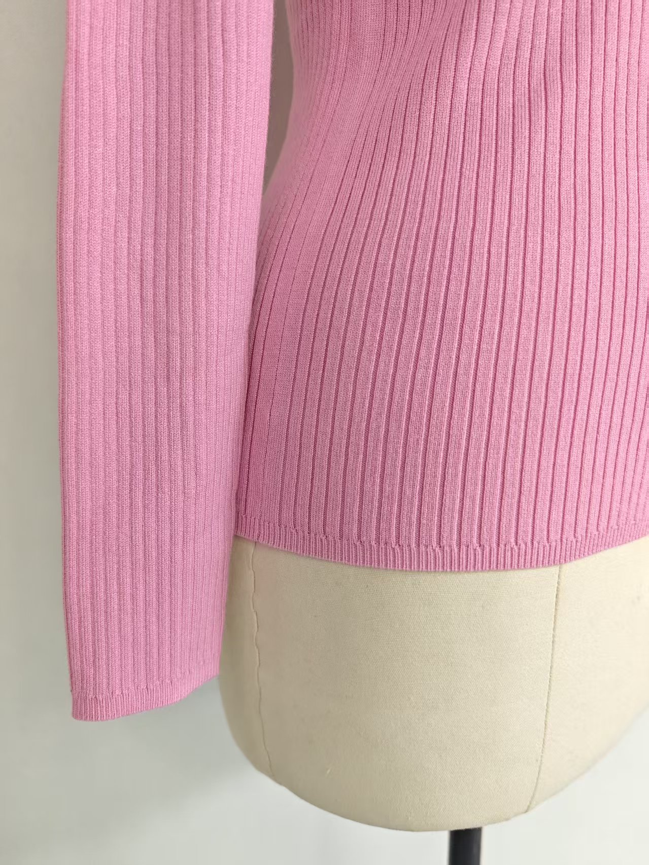 Turtleneck collar and side detail of ladies' sweater TF8828