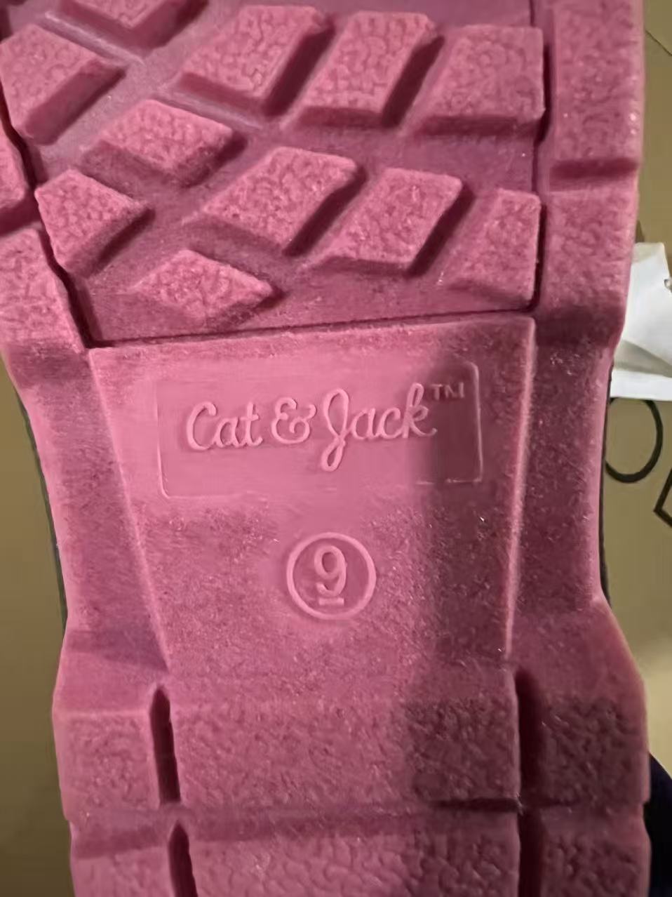 Durable rubber outsole tread pattern on kids boots TF9454