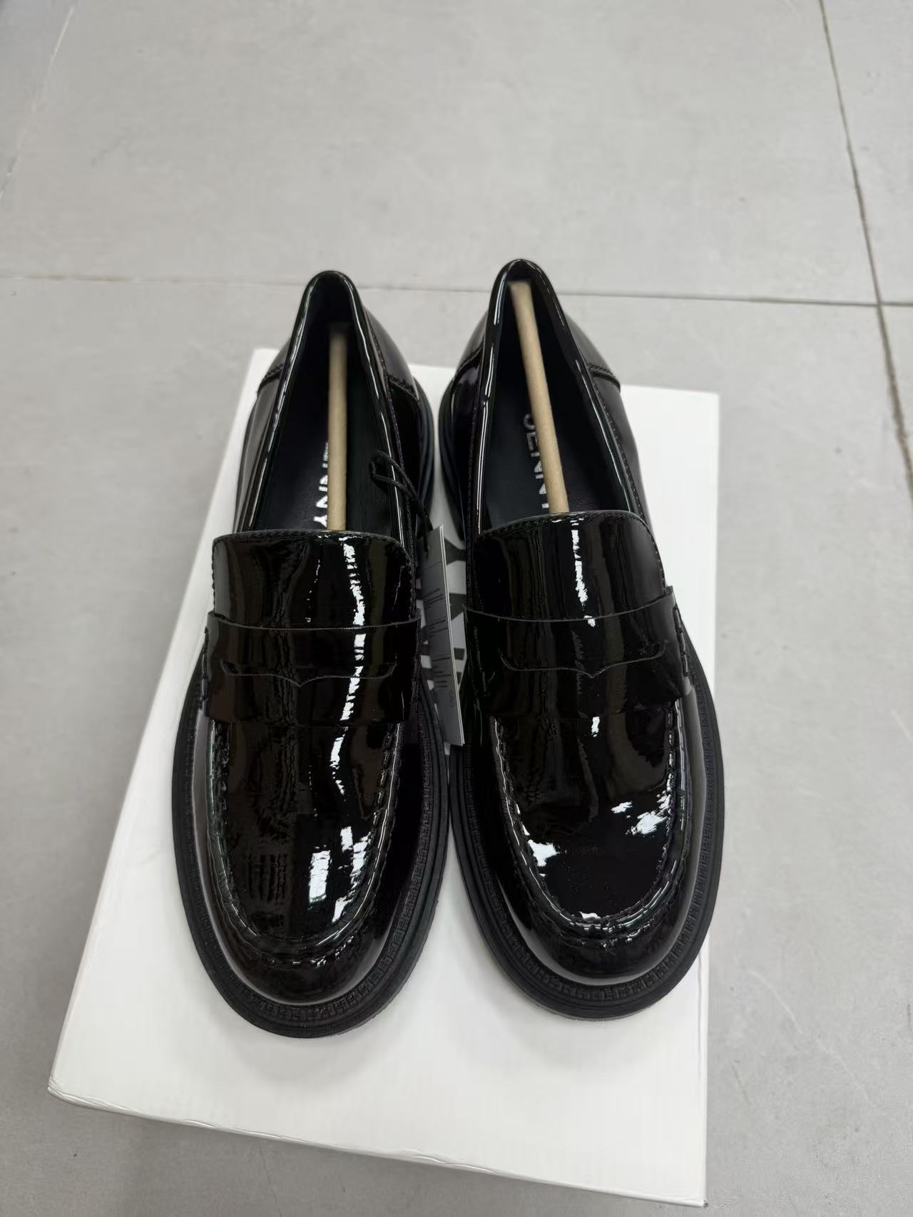 Wholesale ladies' black leather flat shoes TF9574
