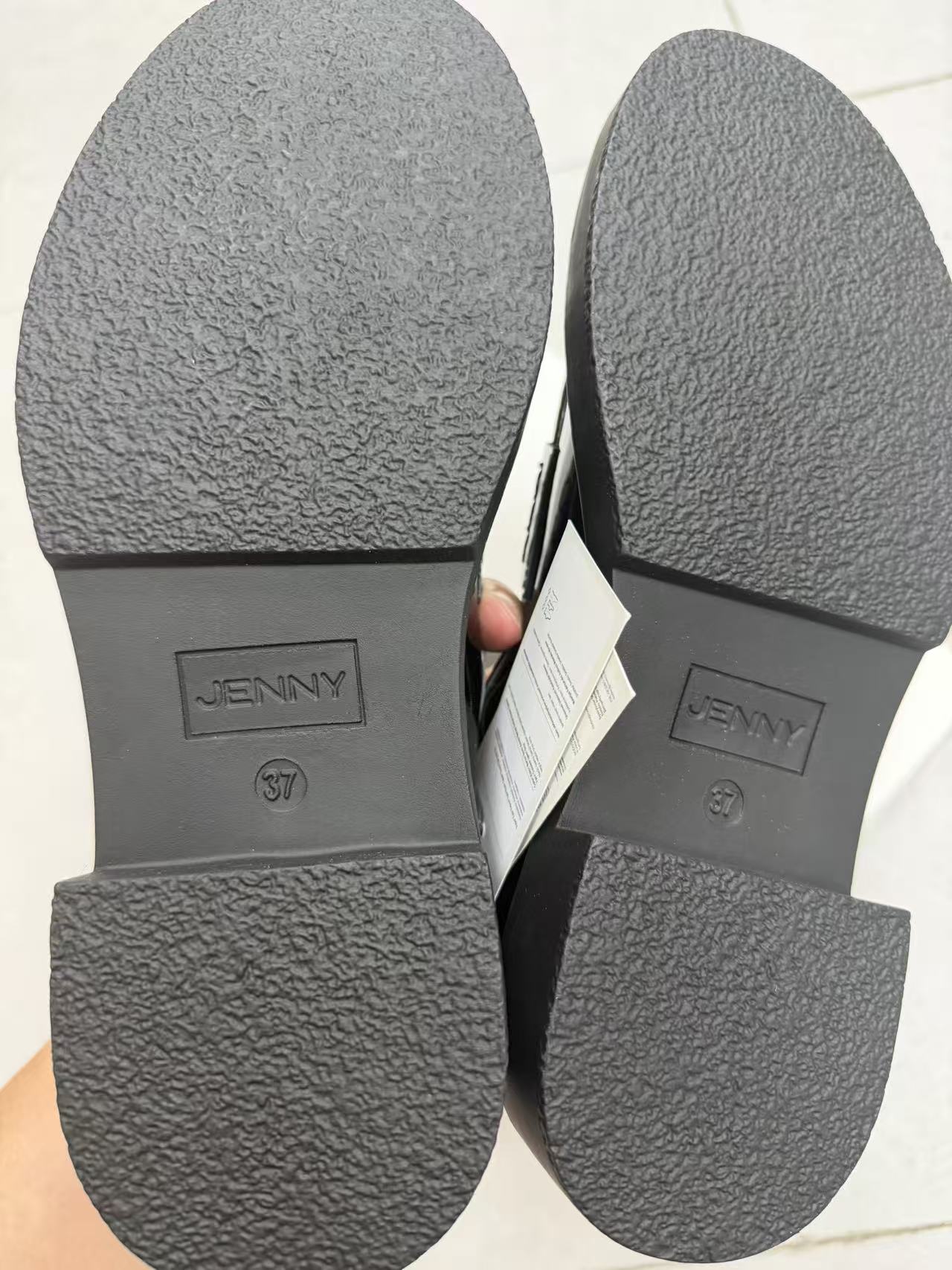 Durable rubber outsole on women's black leather shoes TF9574