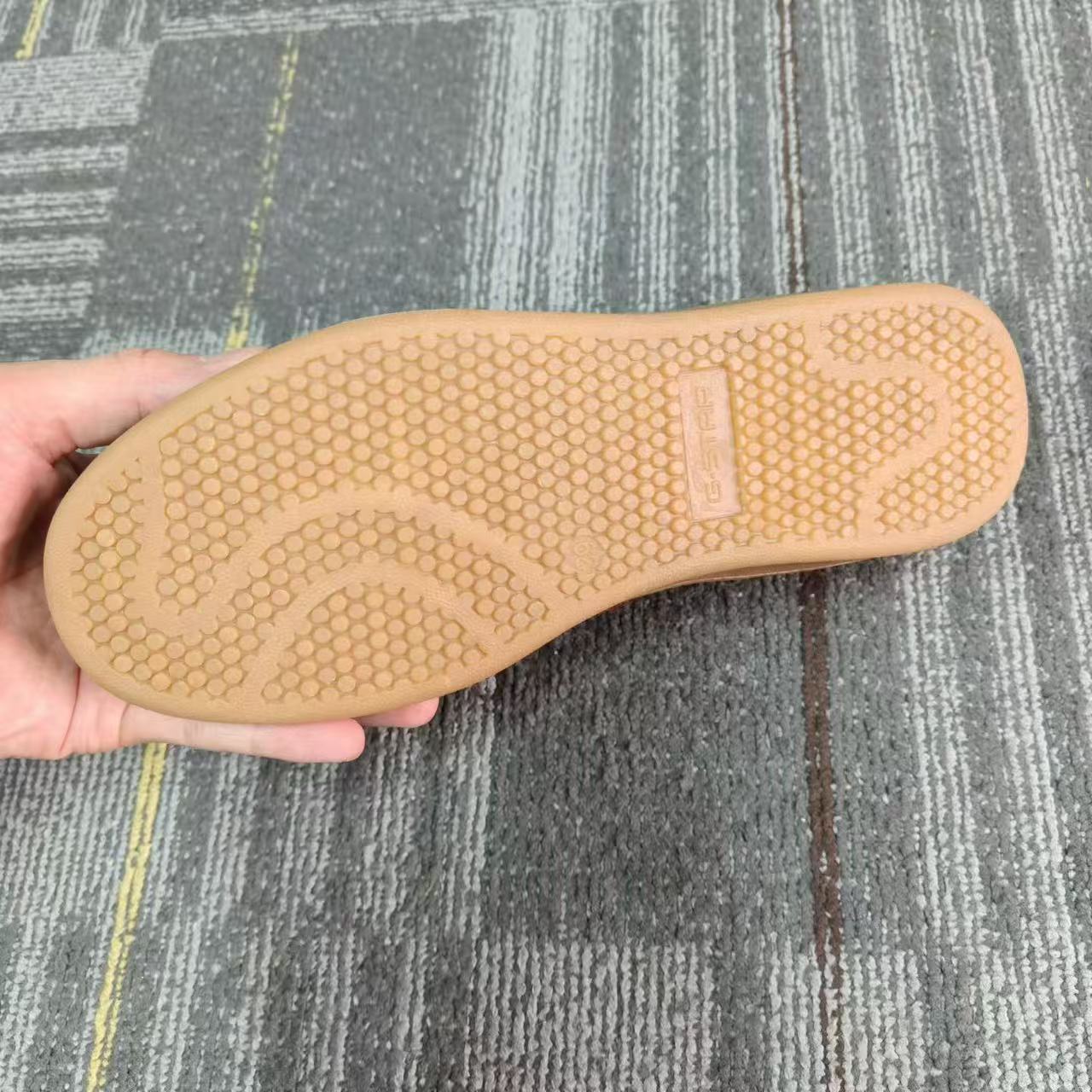 Flexible non-slip rubber outsole on women's flat shoes TF9495