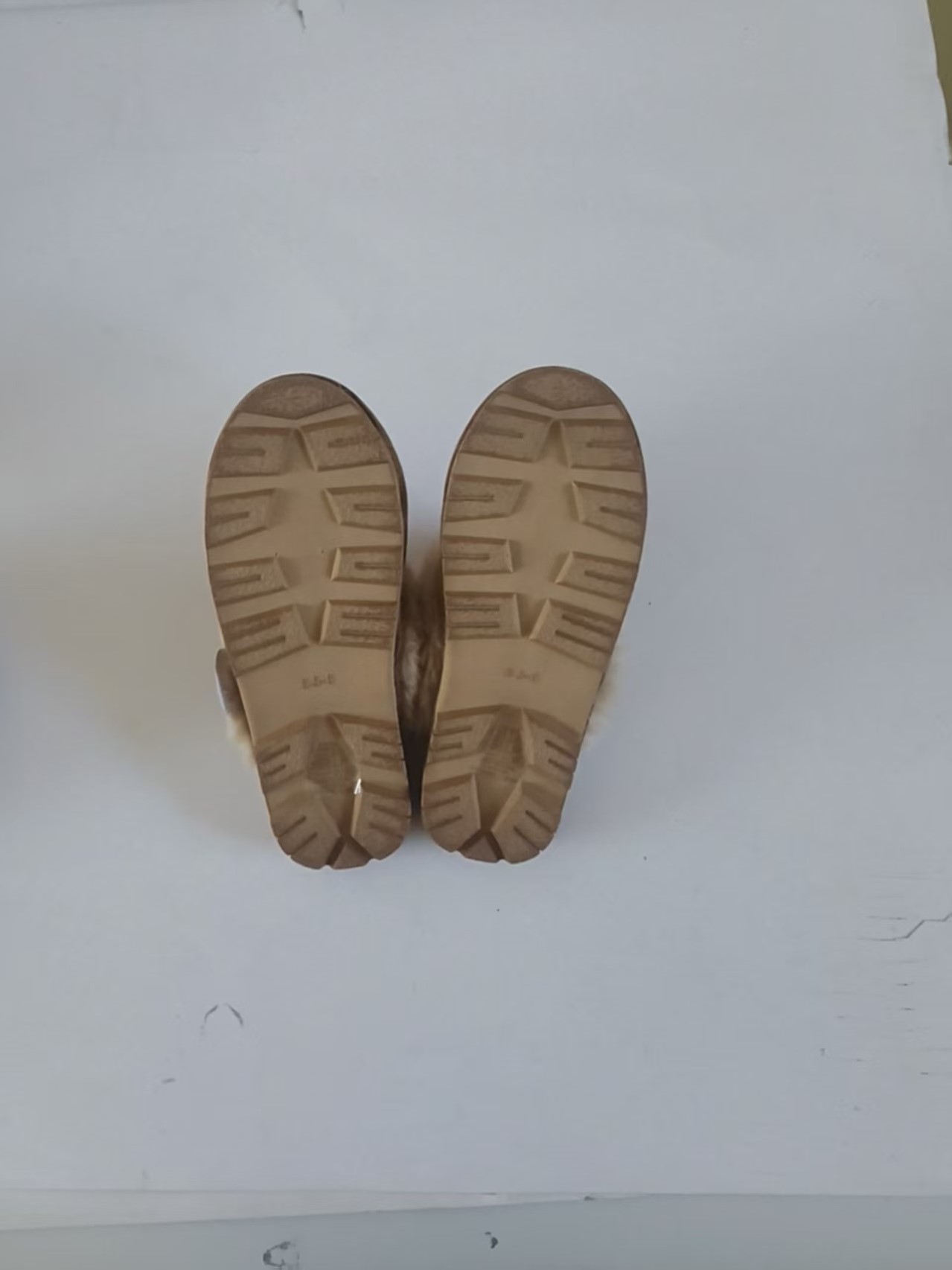 Close-up of cozy plush lined women's slipper slides TF9423