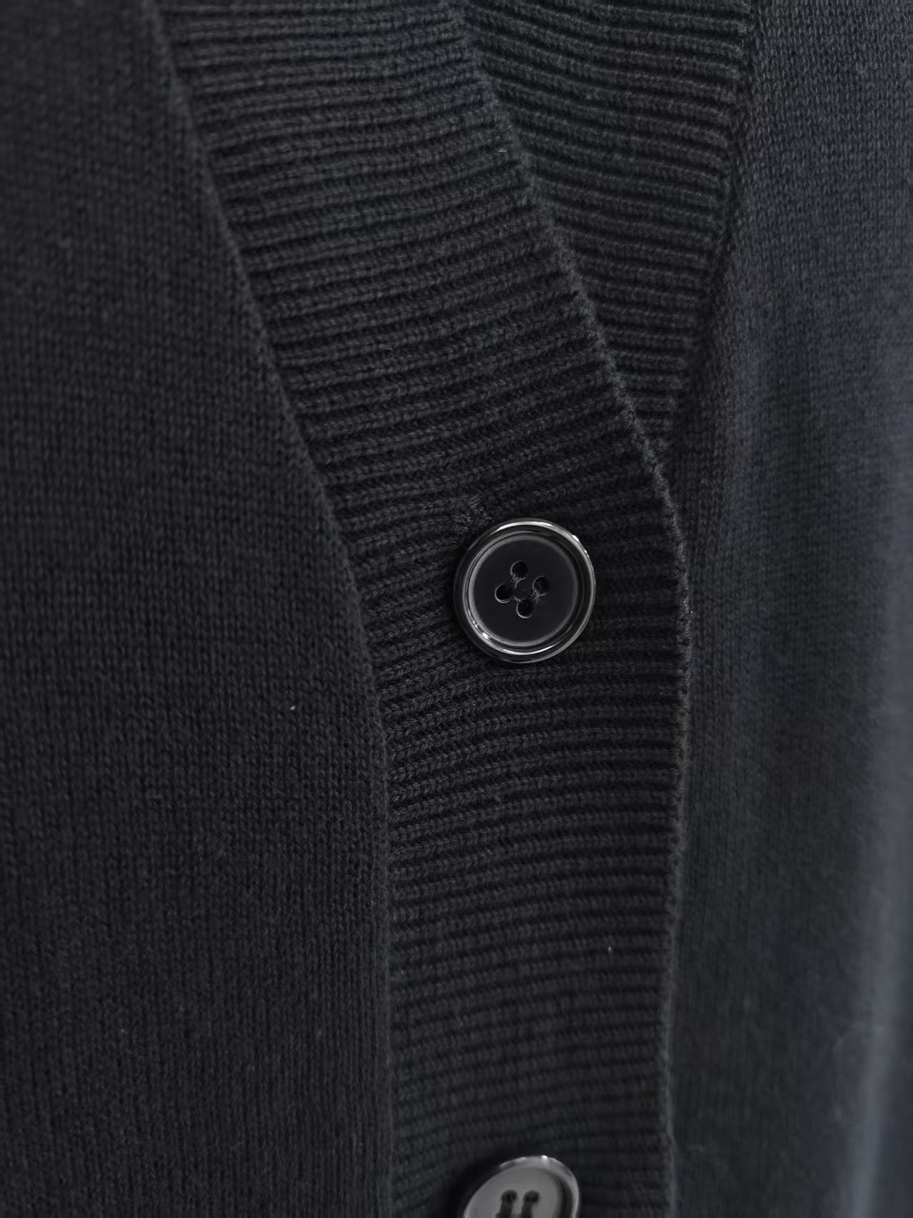 Button closure and ribbed knit detail on women's cardigan TF9282