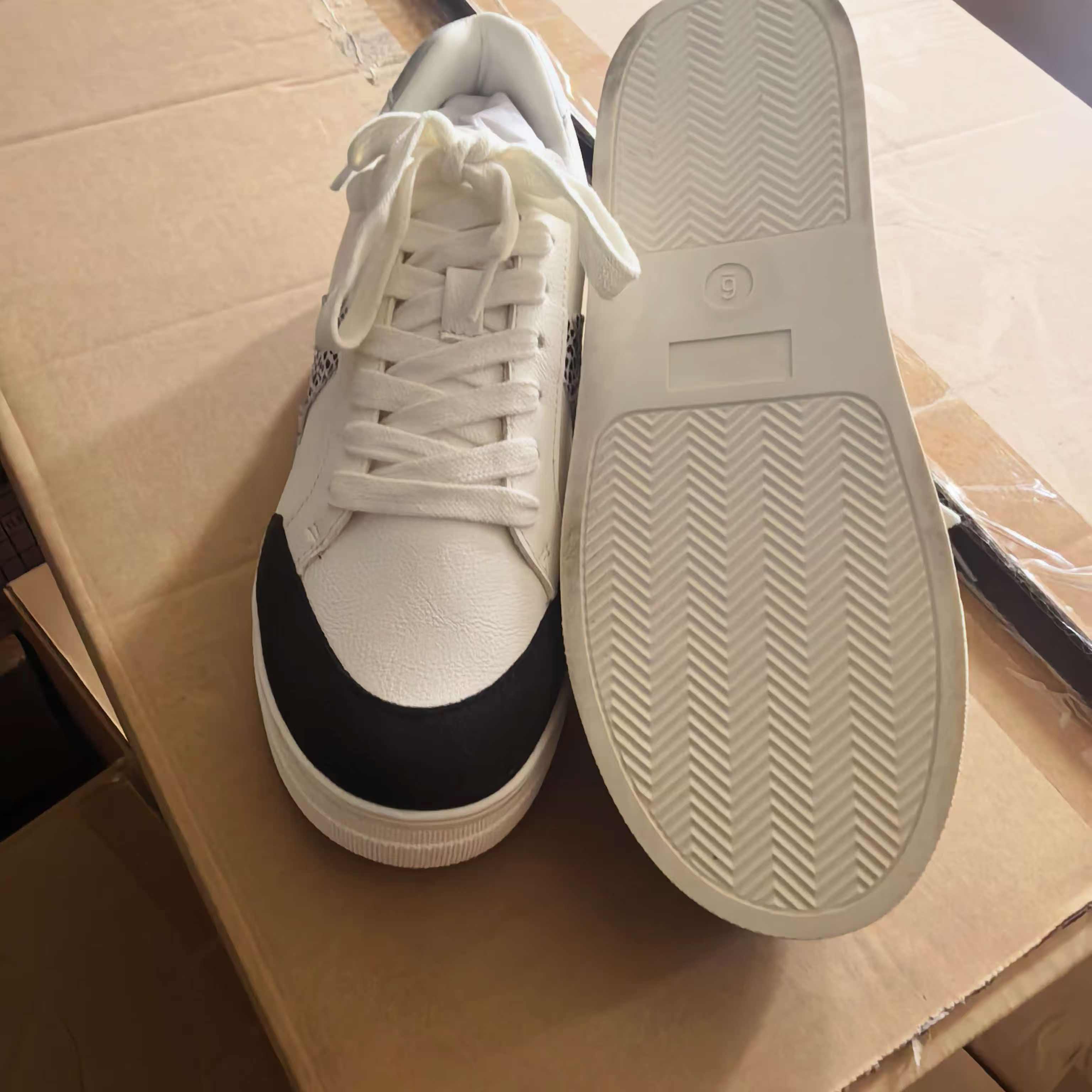 Durable rubber outsole on ladies' retro sneakers TF9147