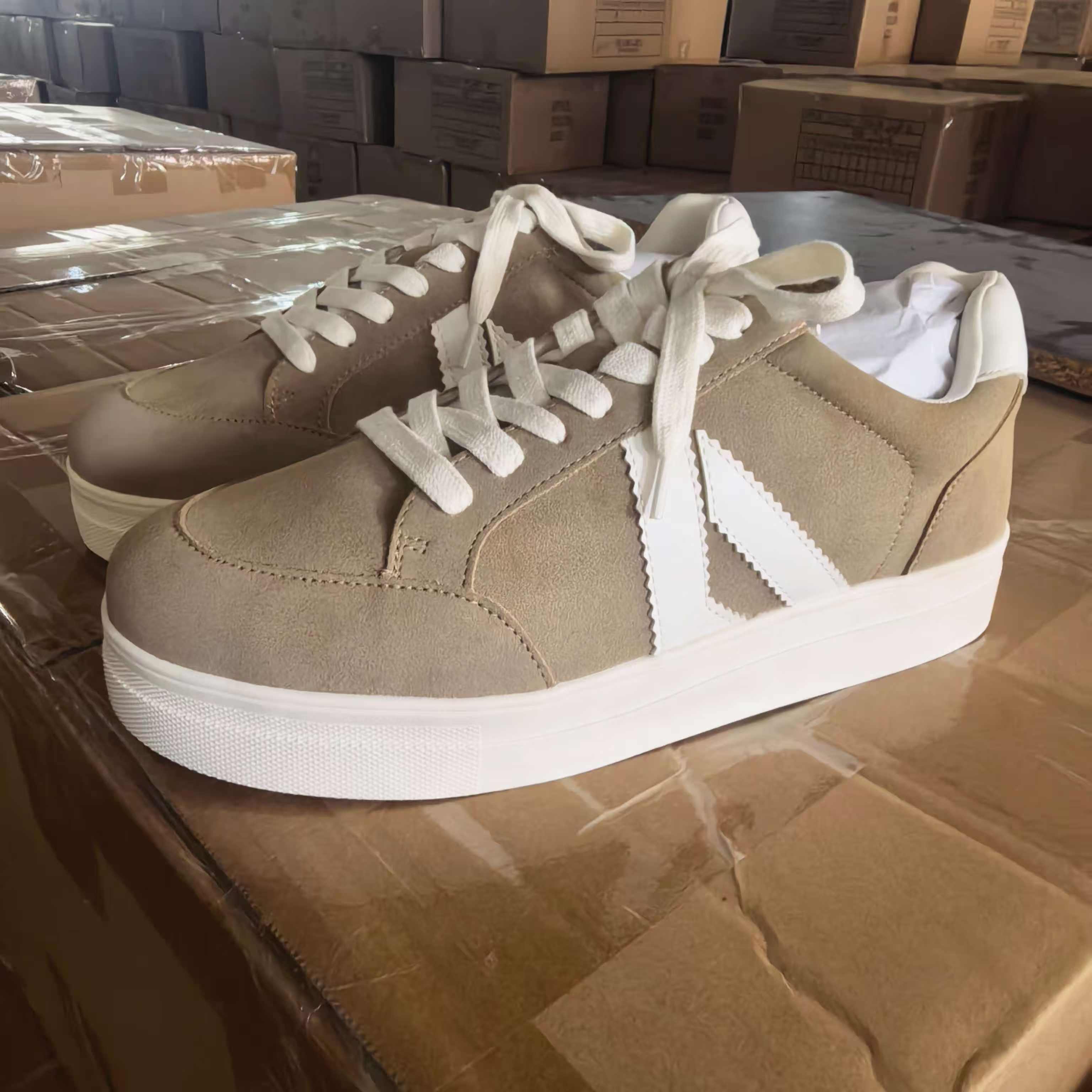 Packaging display for women's white and brown sneakers TF9147