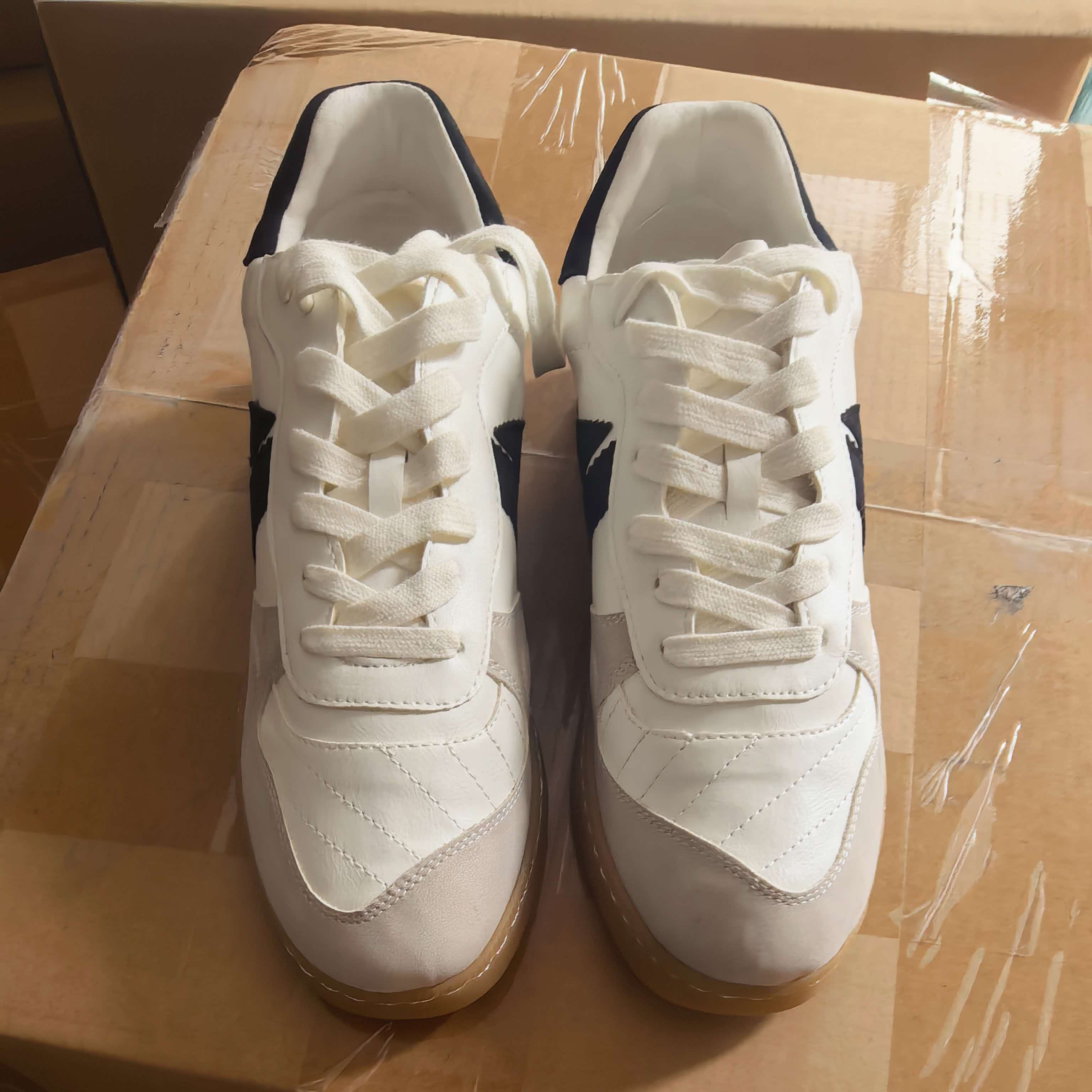 Pair of women's classic white leather casual shoes TF9147