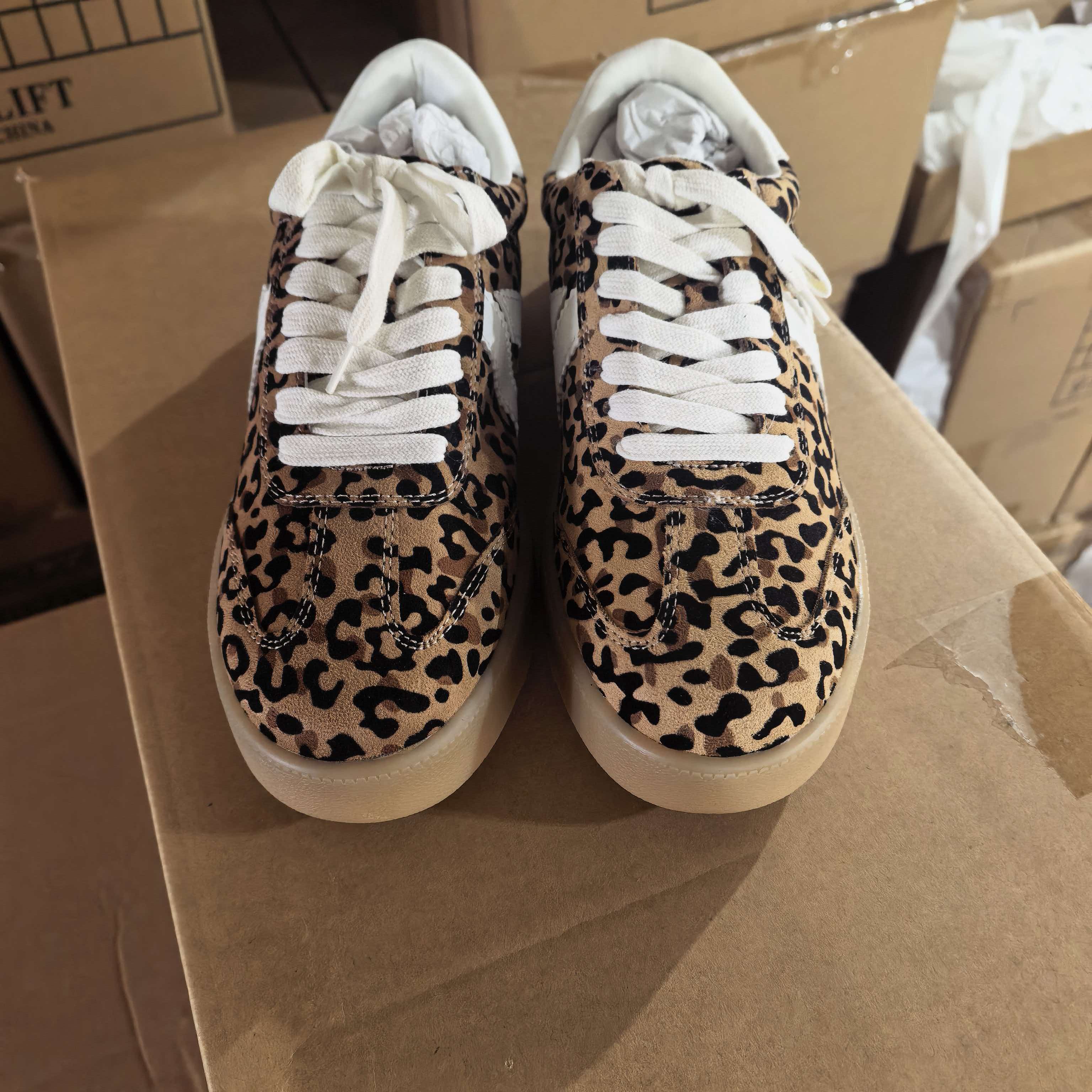 Pair of women's leopard print casual sneakers TF9147
