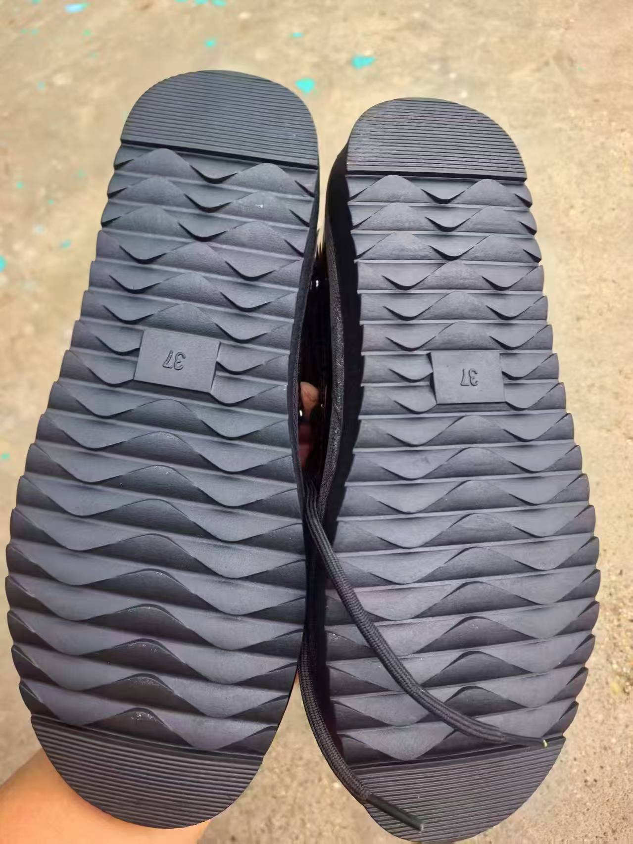 Durable rubber outsole on women's black boots TF9252