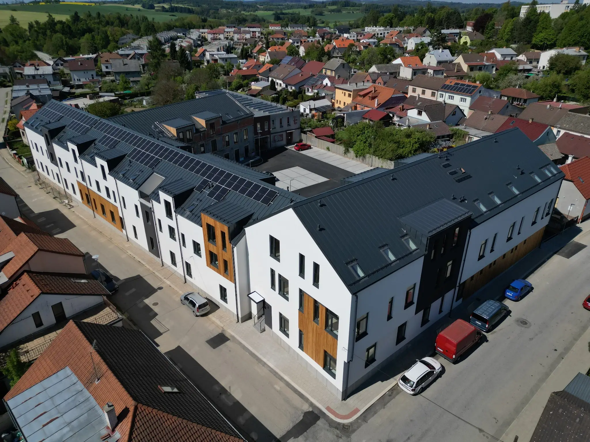 Letecký pohled na dokončený bytový komplex realizovaný firmou Podzimek